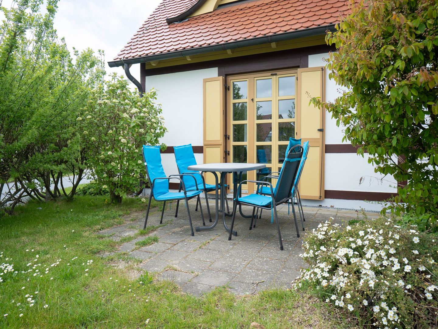 Feriendorf Rugana Klassik Ferienwohnung mit 2 Schlafzimmern und Terrasse (D01) Insel Rügen - Terrasse