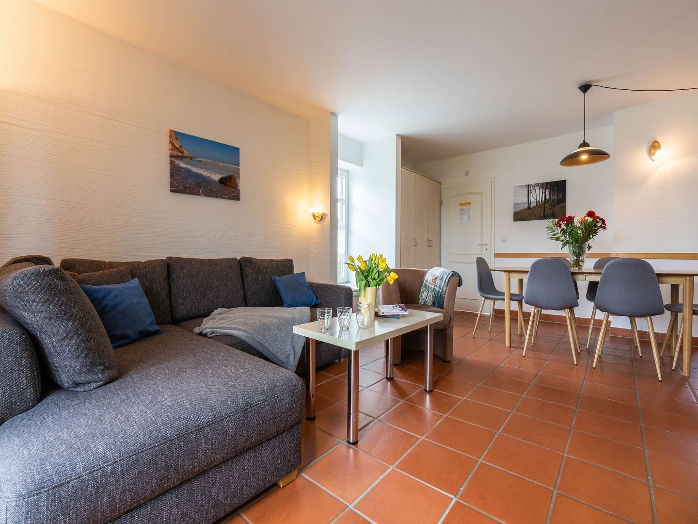 Feriendorf Rugana Klassik Ferienwohnung mit 2 Schlafzimmern und Terrasse (D01) Insel Rügen - Wohnzimmer
