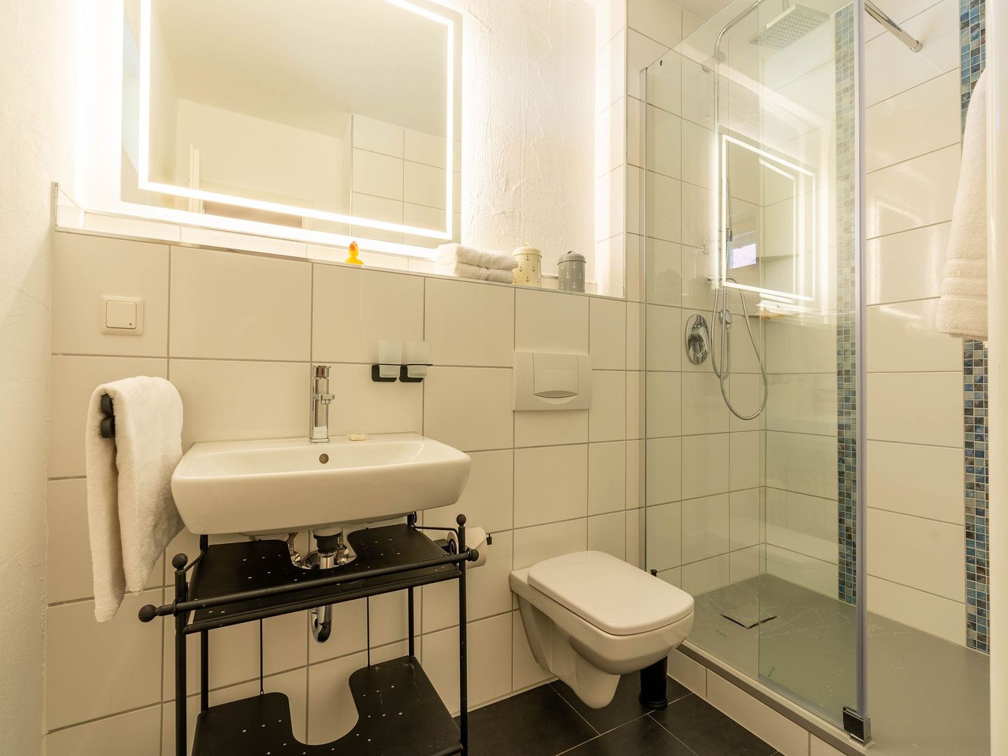 Feriendorf Rugana Komfortplus Ferienwohnung mit 1 Schlafzimmer und Terrasse (B43) Insel Rügen - Badezimmer