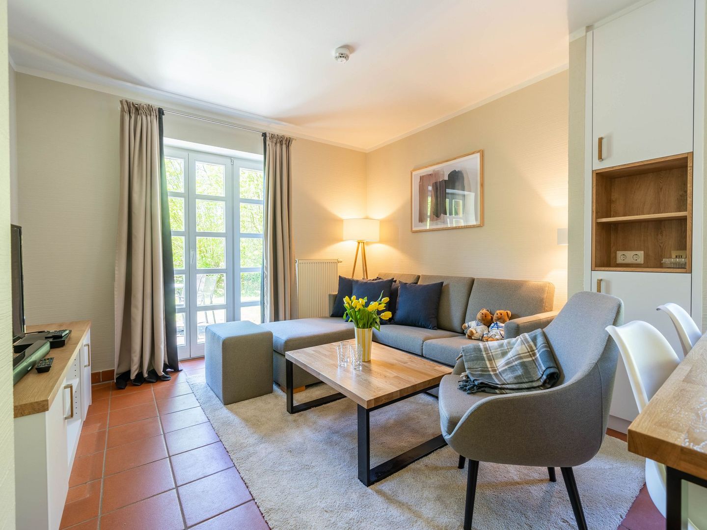 Feriendorf Rugana Komfortplus Ferienwohnung mit 1 Schlafzimmer und Terrasse (B20) Insel Rügen - Wohnzimmer