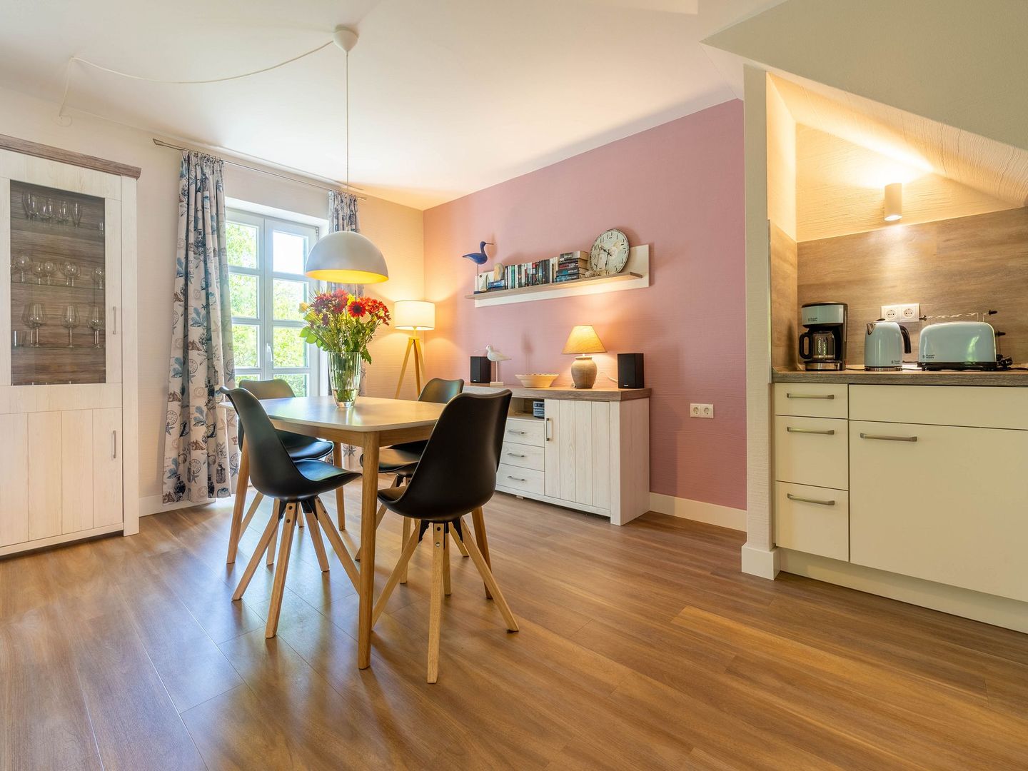 Feriendorf Rugana Komfortplus Ferienwohnung mit 1 Schlafzimmer und Terrasse (B19) Insel Rügen - Wohnzimmer