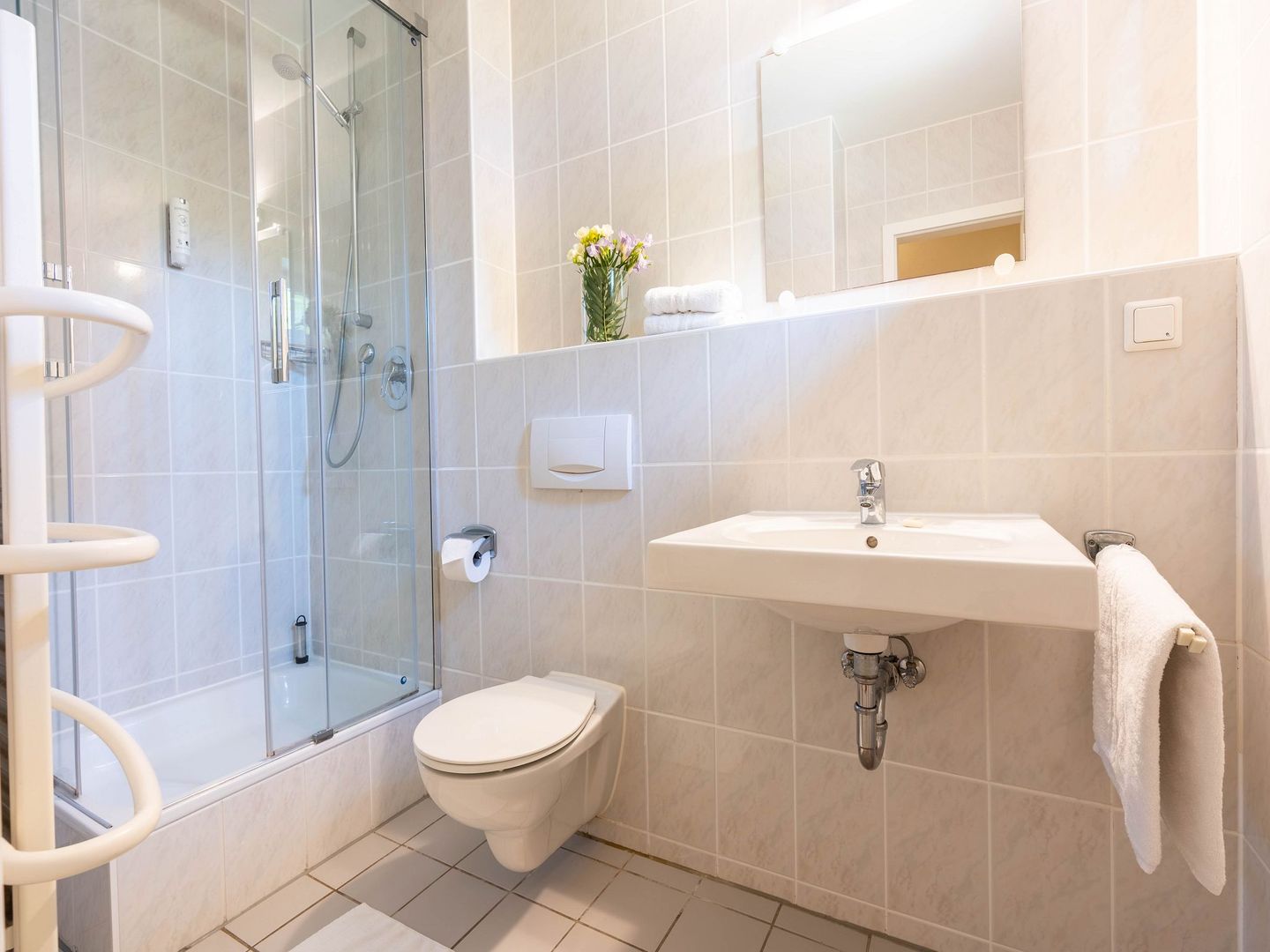 Feriendorf Rugana Komfort Ferienwohnung mit 1 Schlafzimmer und Terrasse (A55) Insel Rügen - Badezimmer