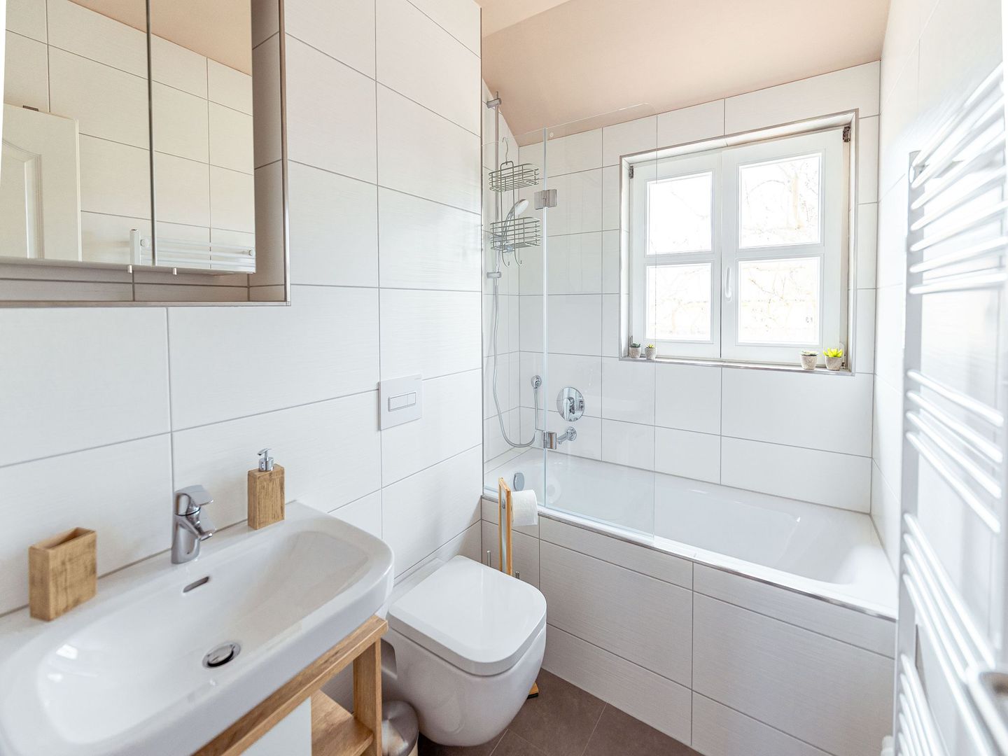 Feriendorf Rugana Komfortplus Ferienwohnung mit 2 Schlafzimmern und Terrasse (A28) Insel Rügen - Badezimmer