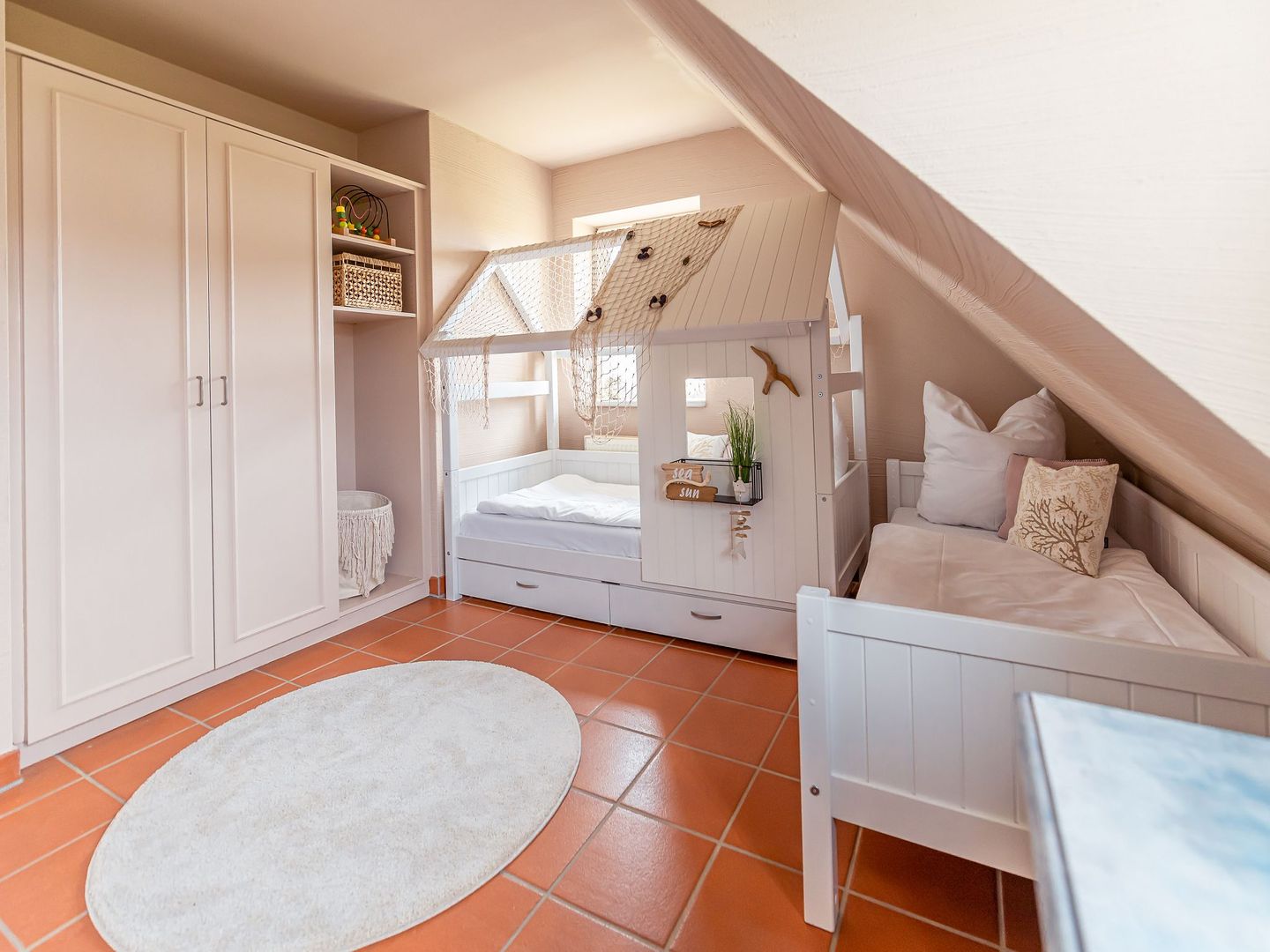 Feriendorf Rugana Komfortplus Ferienwohnung mit 2 Schlafzimmern und Terrasse (A28) Insel Rügen - Schlafzimmer