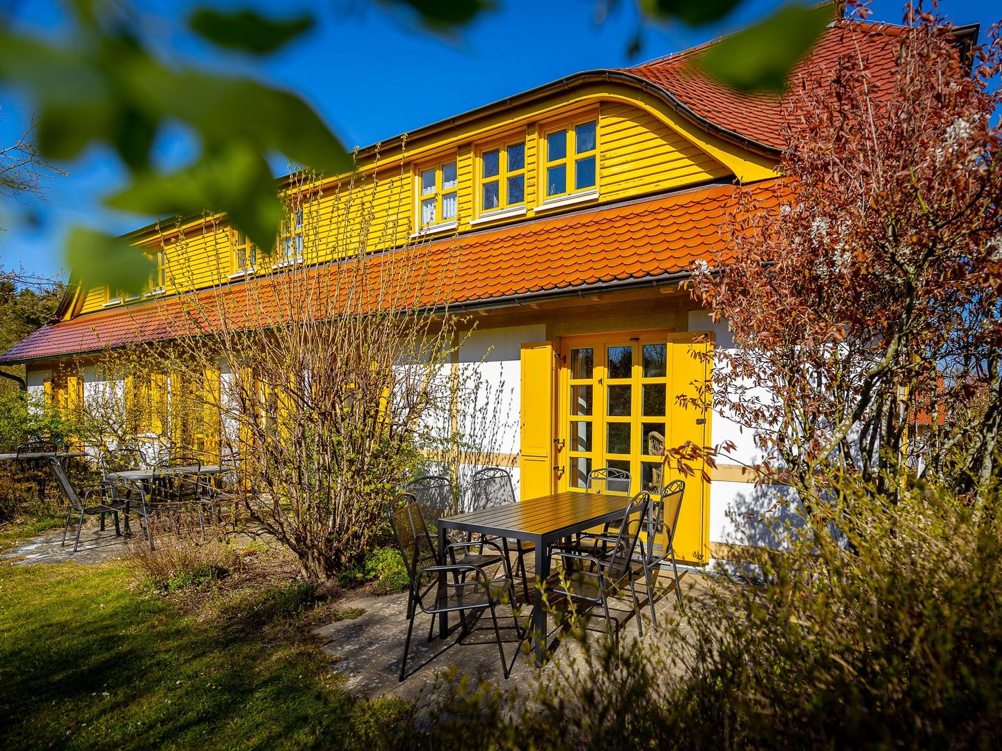 Feriendorf Rugana Komfortplus Ferienwohnung mit 2 Schlafzimmern und Terrasse (A28) Insel Rügen - Terrasse