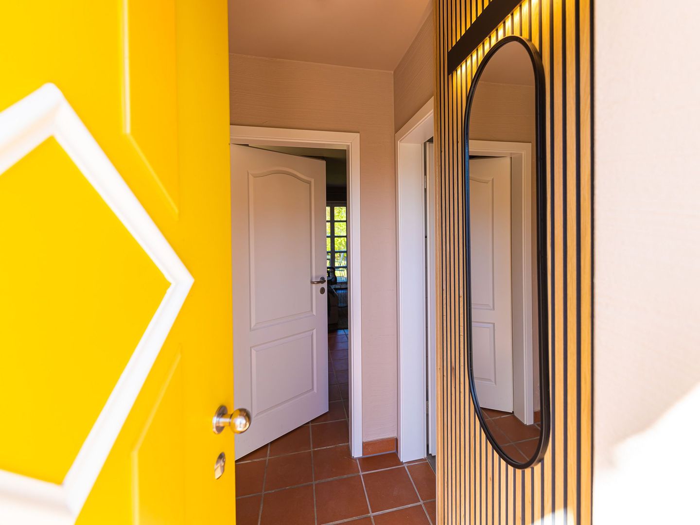 Feriendorf Rugana Komfortplus Ferienwohnung mit 2 Schlafzimmern und Terrasse (A28) Insel Rügen - Fassade / Eingang