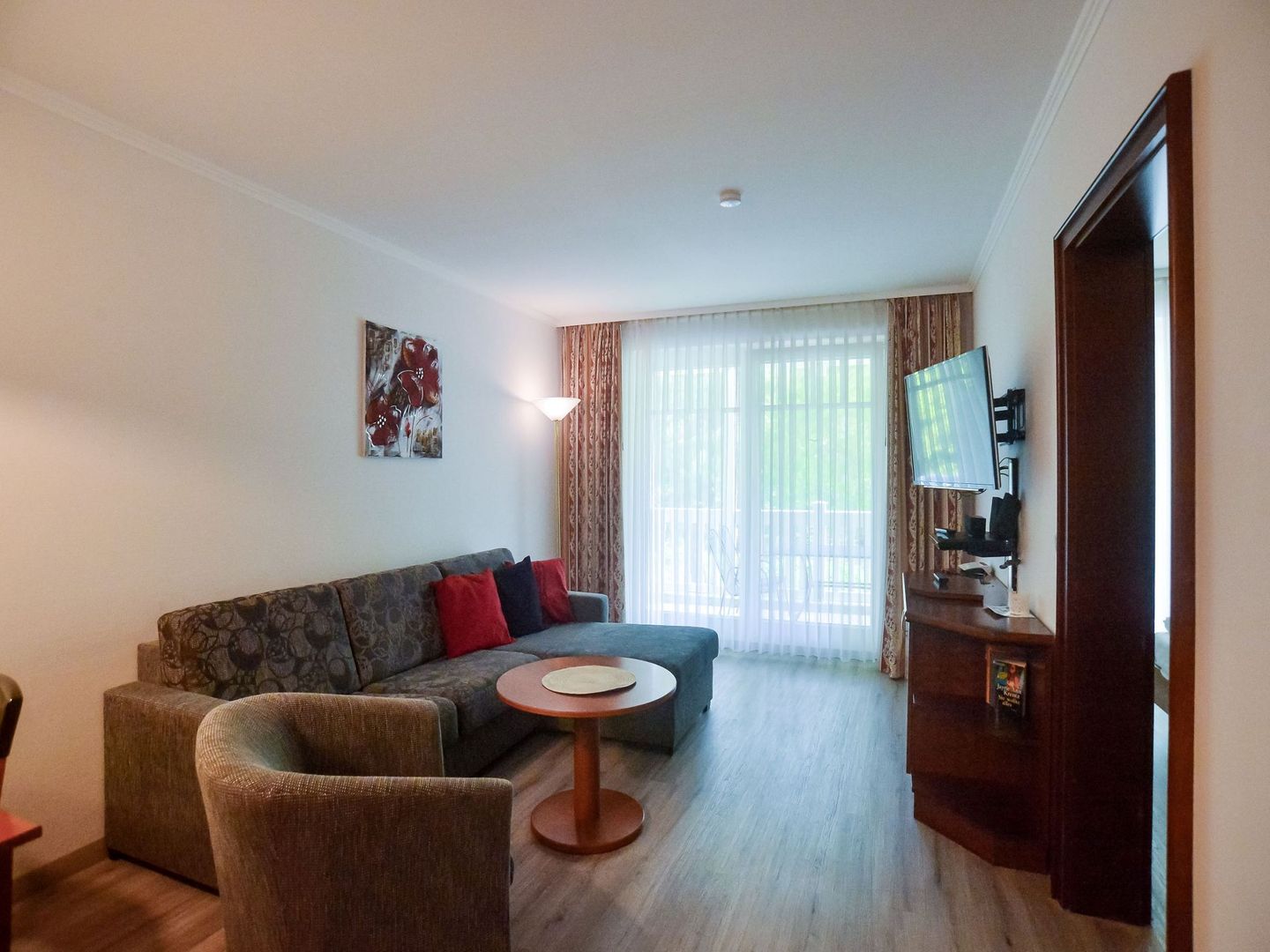 Dünenpark Binz Komfort Ferienwohnung mit 1 Schlafzimmer und Balkon im Obergeschoss (037) Insel Rügen - Wohnzimmer