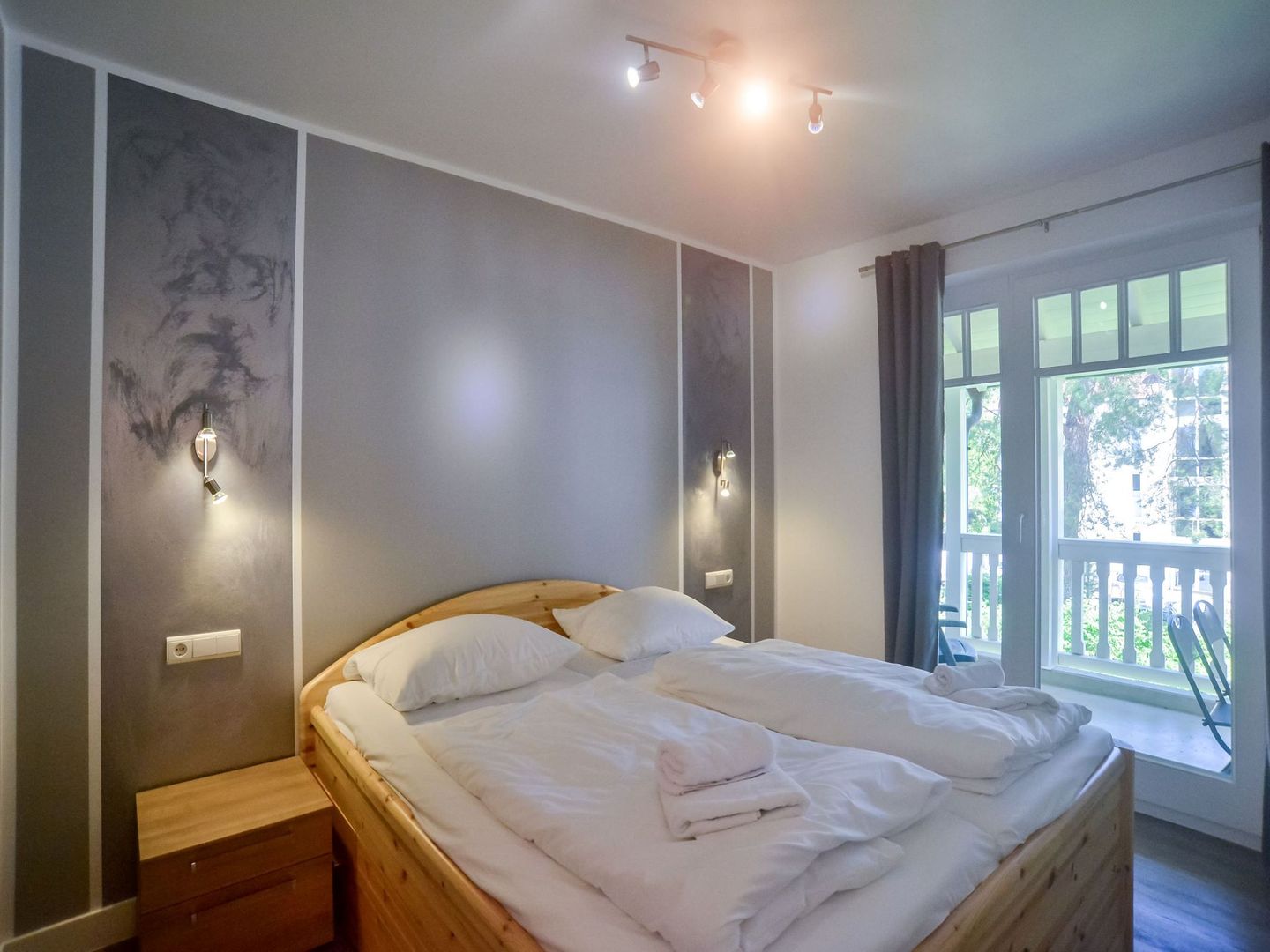 Dünenpark Binz Komfortplus Ferienwohnung mit 2 Schlafzimmern und Balkon im Obergeschoss (268) Insel Rügen - Schlafzimmer