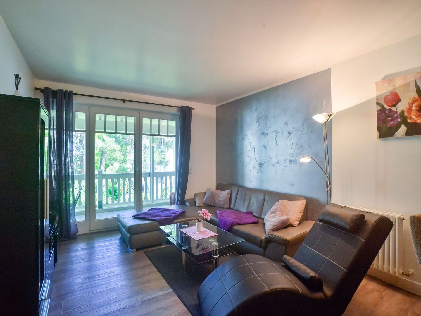 Dünenpark Binz Komfortplus Ferienwohnung mit 2 Schlafzimmern und Balkon im Obergeschoss (268) Insel Rügen - Wohnzimmer