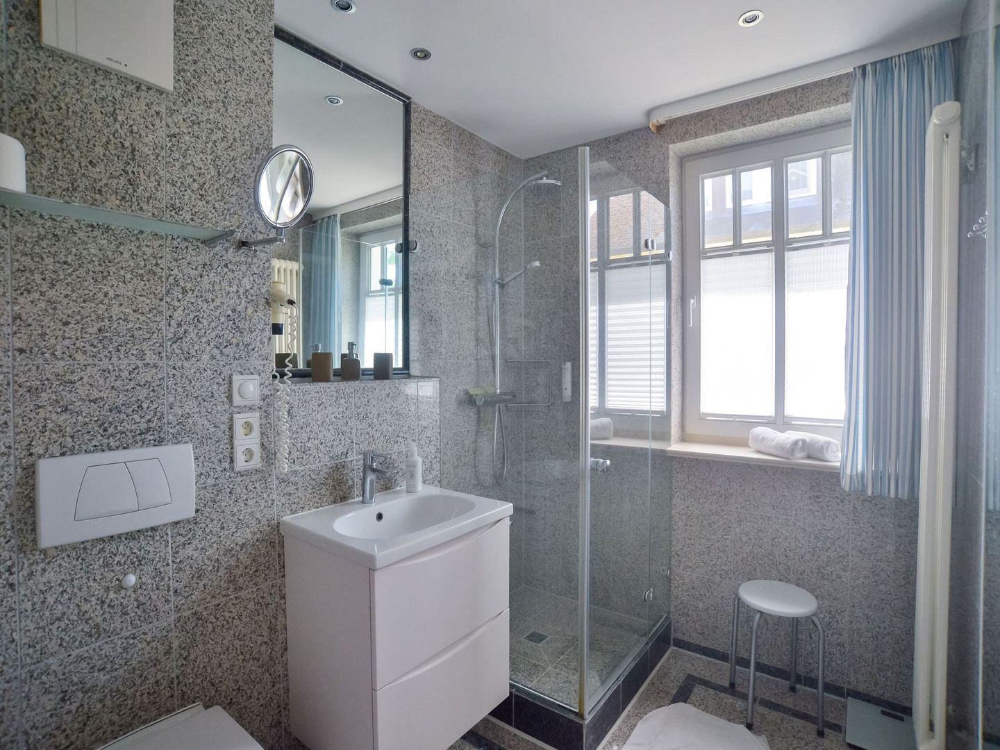 Dünenpark Binz Komfortplus Ferienwohnung mit 1 Schlafzimmer und Balkon im Obergeschoss (036) Insel Rügen - Badezimmer