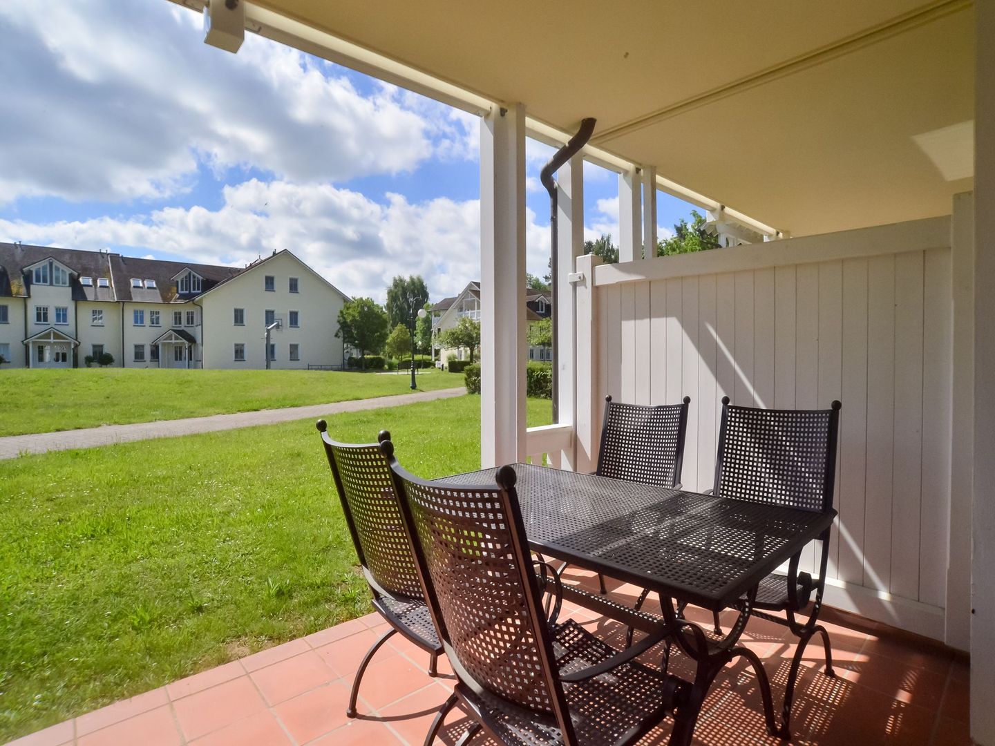 Dünenpark Binz Komfortplus Ferienwohnung mit 1 Schlafzimmer und Terrasse im Erdgeschoss (016) Insel Rügen - Terrasse