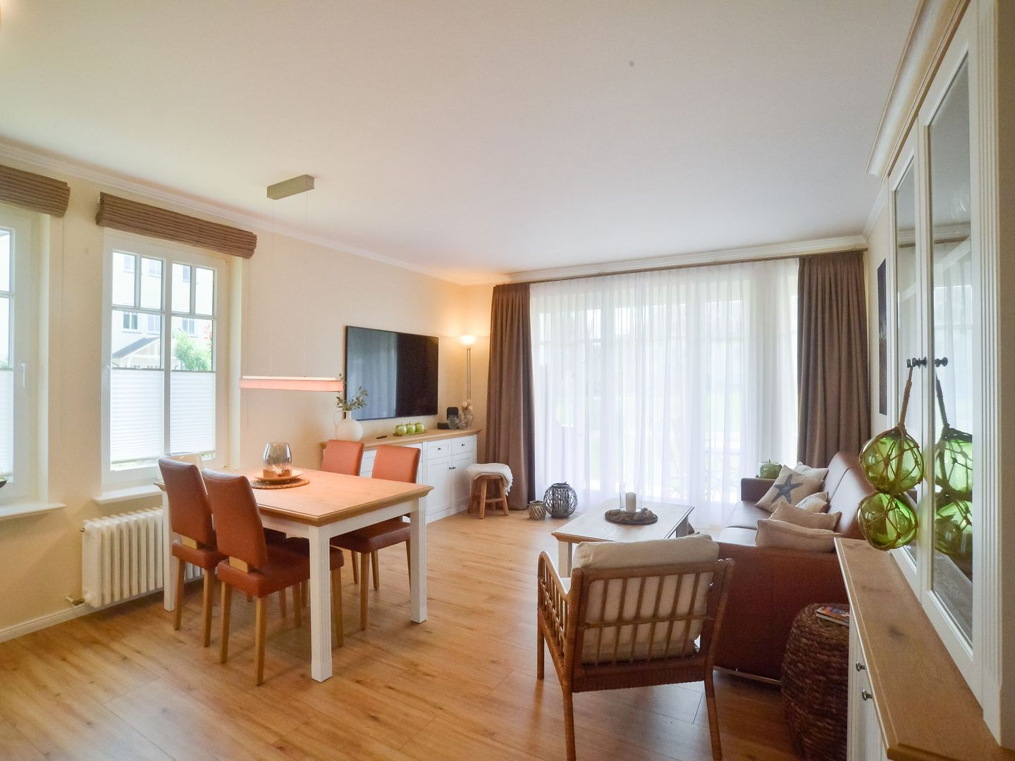 Dünenpark Binz Komfortplus Ferienwohnung mit 1 Schlafzimmer und Terrasse im Erdgeschoss (016) Insel Rügen - Wohnzimmer