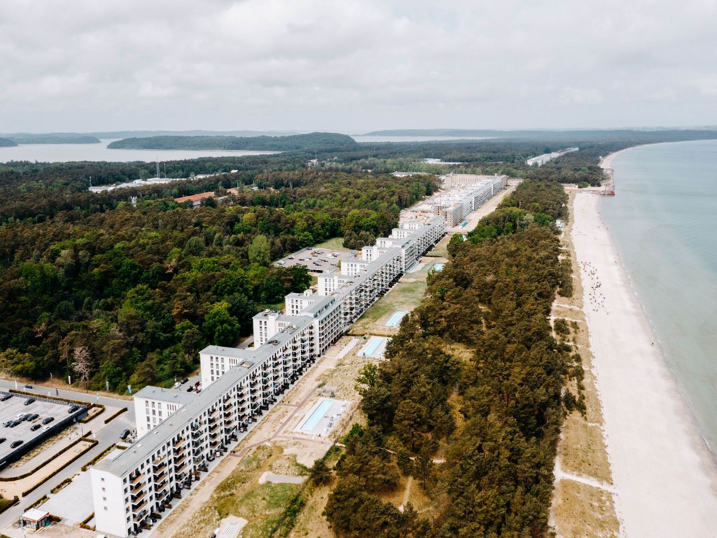 Dünenresidenz Prora SkySuite mit Meerblick und Dachterrasse, 2 Schlafzimmer (B3/5.2) Insel Rügen - Vogelperspektive