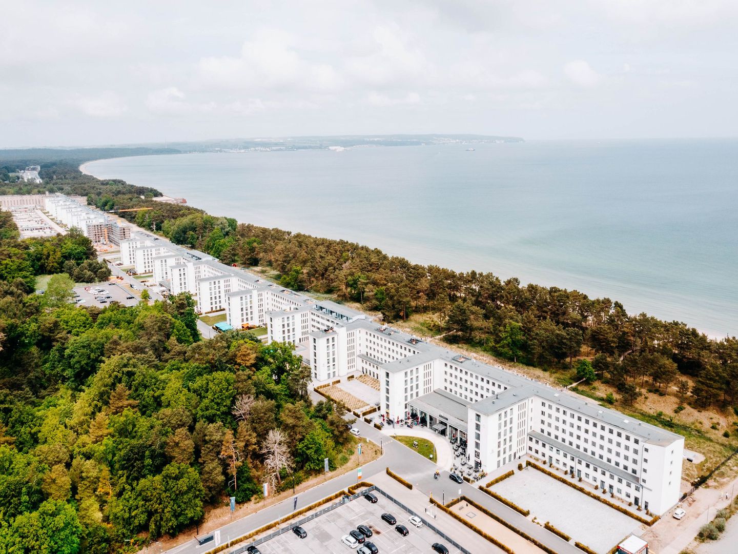 Dünenresidenz Prora SkySuite mit Meerblick und Dachterrasse, 2 Schlafzimmer (B3/5.2) Insel Rügen - Vogelperspektive