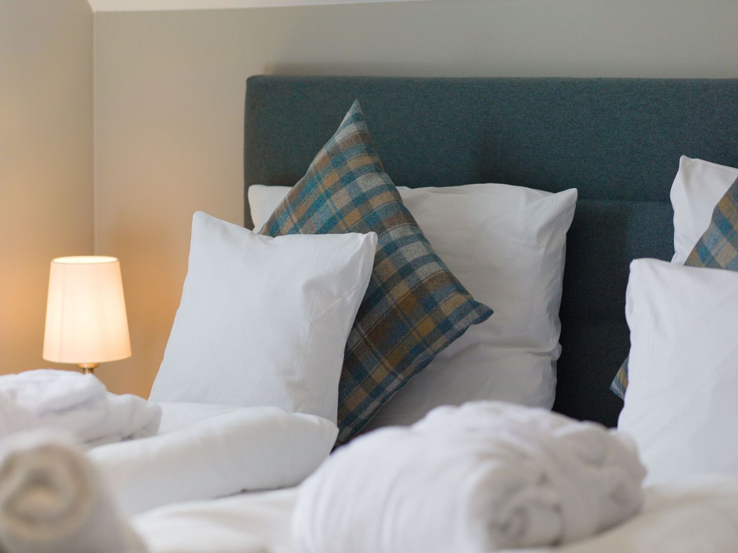 Premium Reetdachvilla mit 3 Schlafzimmern, Sauna und Kamin (F26) - Bett