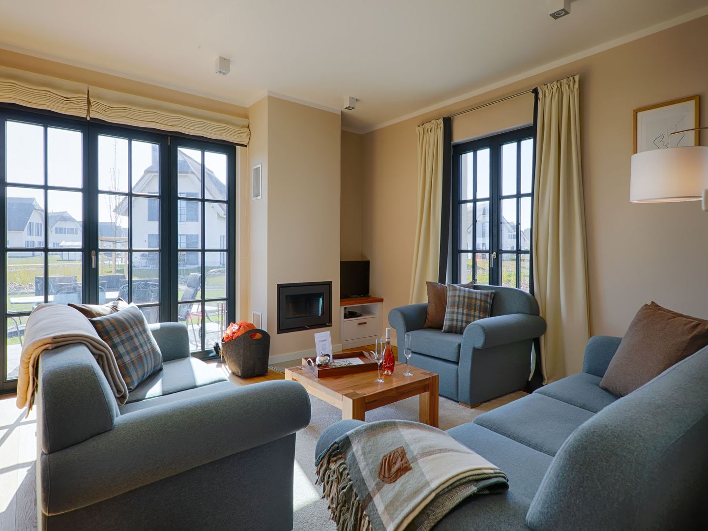 Luxus Reetdachvilla mit 3 Schlafzimmern, Sauna und Kamin (F20) - Wohnzimmer