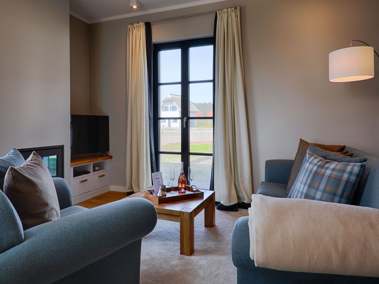 Premium Reetdachvilla mit 3 Schlafzimmern, Sauna und Kamin (F19) - Wohnzimmer