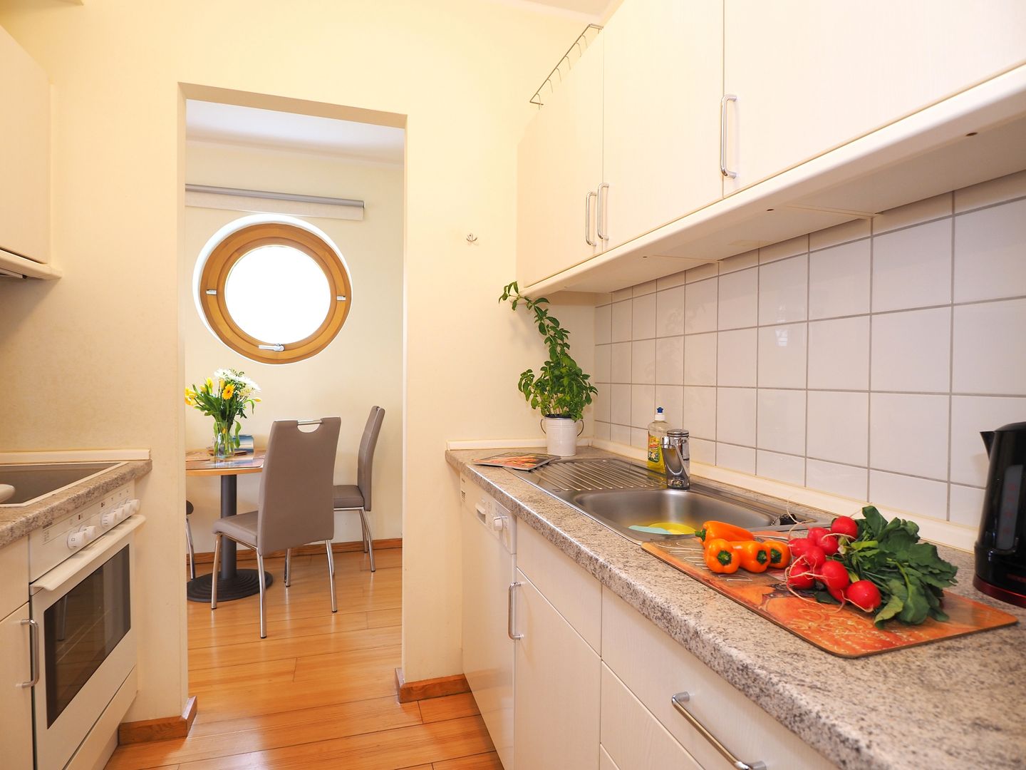 Kaiservillen Heringsdorf 1-Raum-Ferienwohnung mit Terrasse (DG23) Insel Usedom - Küche / Küchenzeile