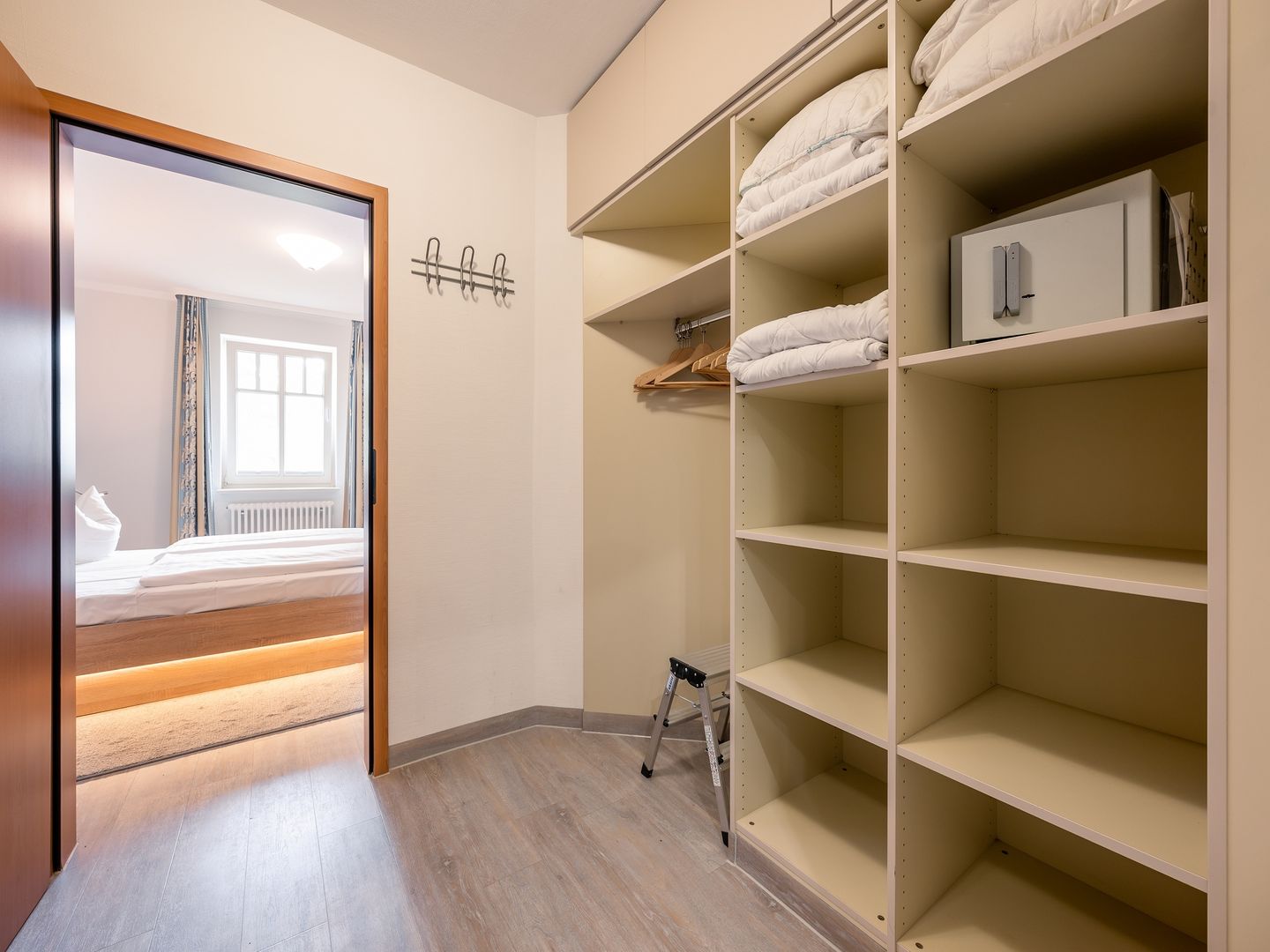 Dünenpark Binz Komfortplus Ferienwohnung mit 1 Schlafzimmer und Balkon im Obergeschoss (133) Insel Rügen - Schlafzimmer