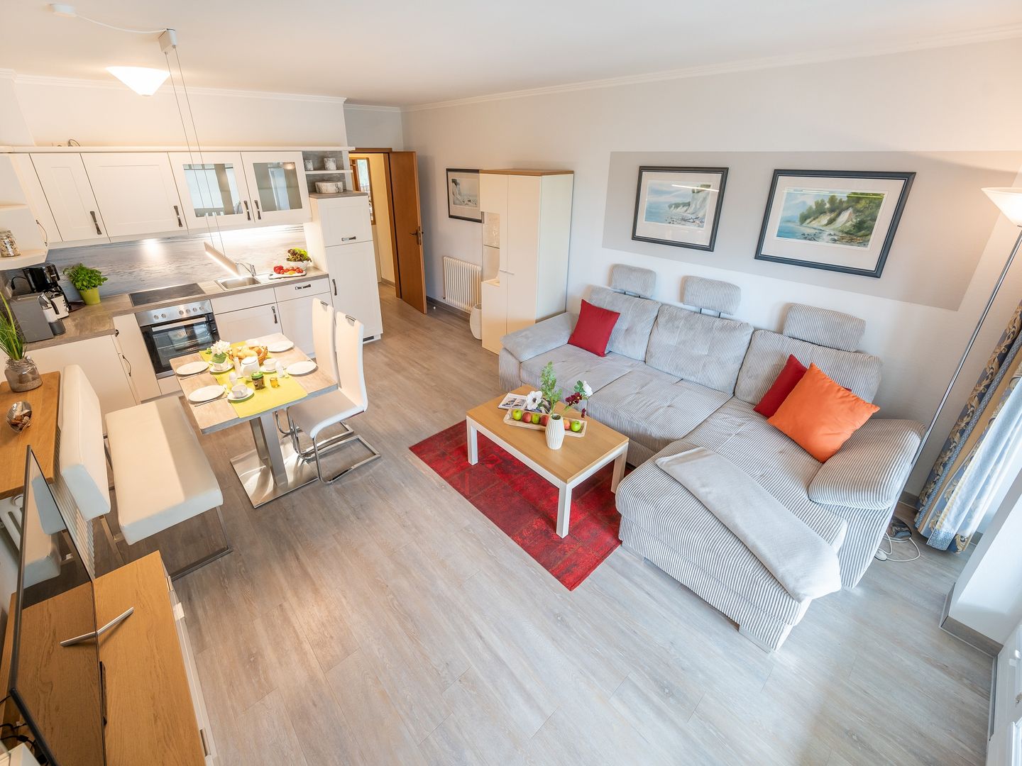 Dünenpark Binz Komfortplus Ferienwohnung mit 1 Schlafzimmer und Balkon im Obergeschoss (133) Insel Rügen - Wohnzimmer