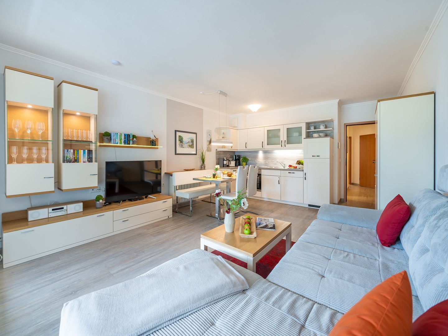 Dünenpark Binz Komfortplus Ferienwohnung mit 1 Schlafzimmer und Balkon im Obergeschoss (133) Insel Rügen - Wohnzimmer