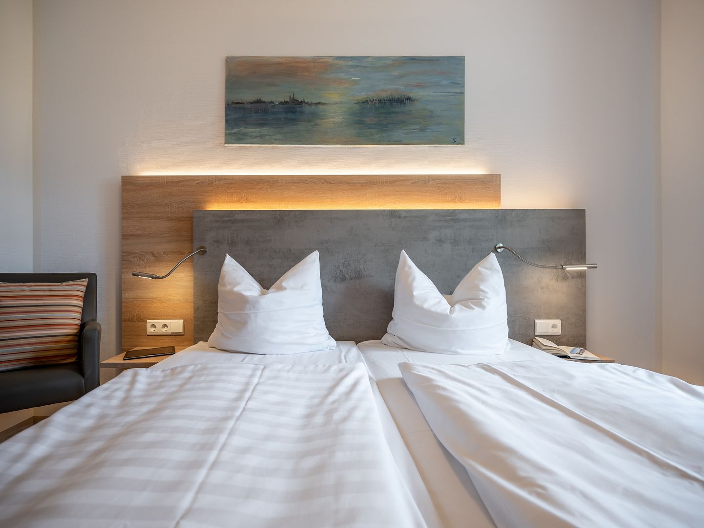 Dünenpark Binz Komfortplus Ferienwohnung mit 1 Schlafzimmer und Balkon im Obergeschoss (133) Insel Rügen - Schlafzimmer