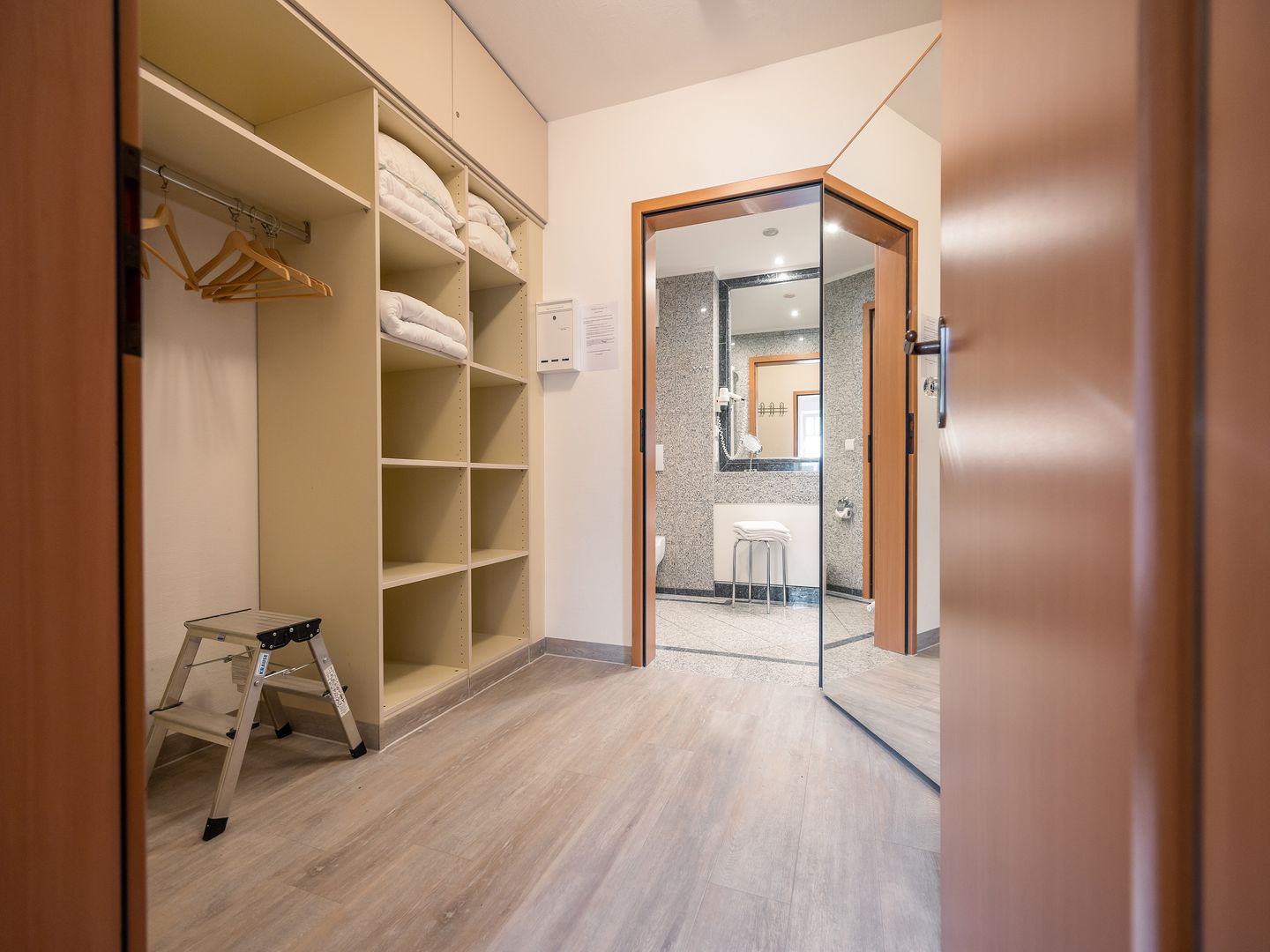 Dünenpark Binz Komfortplus Ferienwohnung mit 1 Schlafzimmer und Balkon im Obergeschoss (133) Insel Rügen - Schlafzimmer