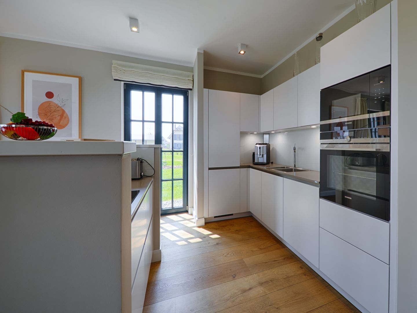 Luxus Reetdachvilla mit 3 Schlafzimmern, Sauna und Kamin (F22) - Küche / Küchenzeile