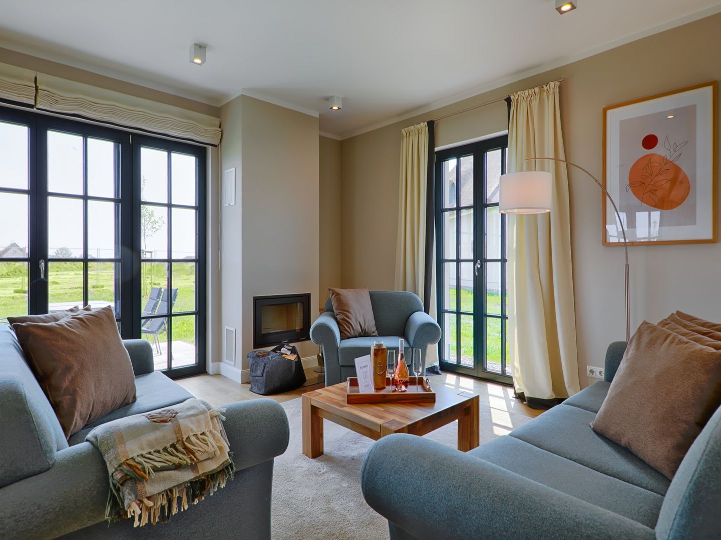 Luxus Reetdachvilla mit 3 Schlafzimmern, Sauna und Kamin (F22) - Wohnzimmer