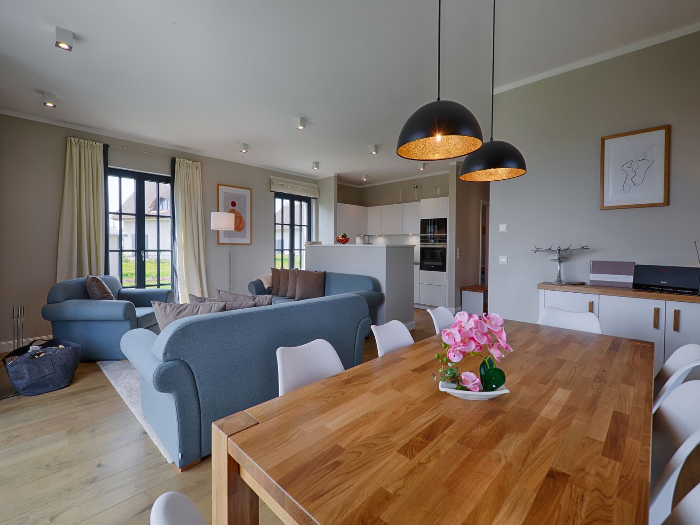 Luxus Reetdachvilla mit 3 Schlafzimmern, Sauna und Kamin (F22) - Wohnzimmer