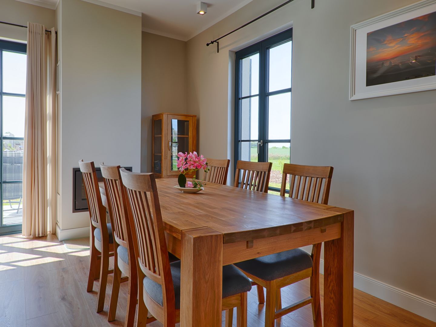 Premium Reetdachvilla mit 3 Schlafzimmern, Sauna und Kamin (F13) - Wohnzimmer