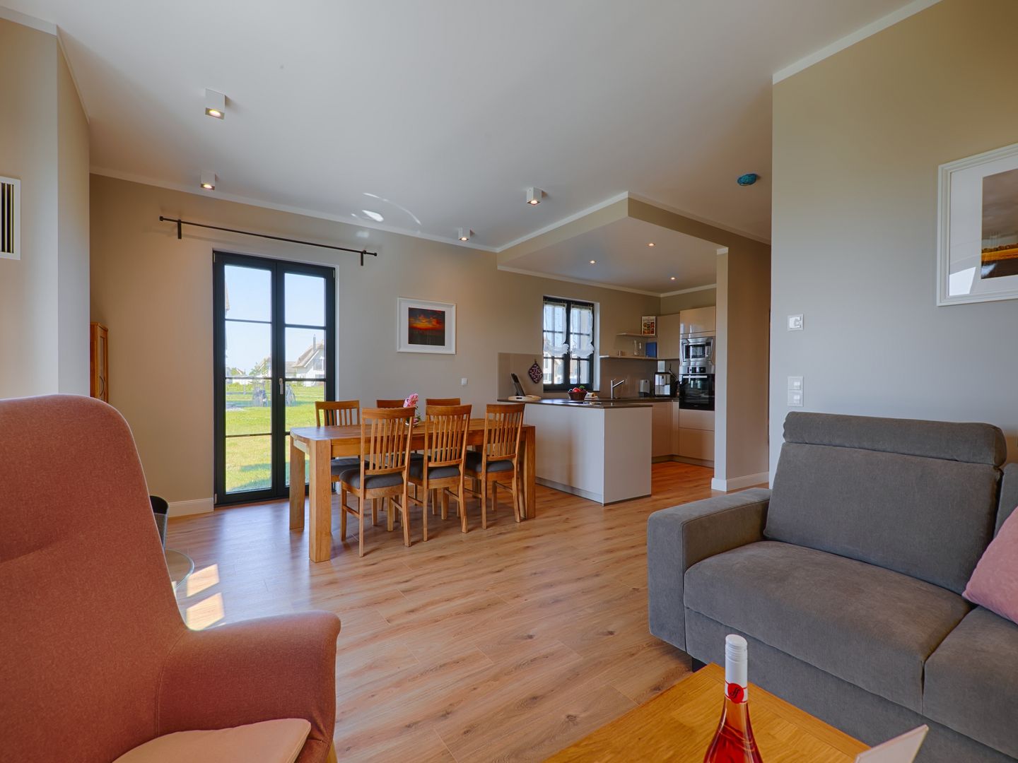 Premium Reetdachvilla mit 3 Schlafzimmern, Sauna und Kamin (F13) - Wohnzimmer