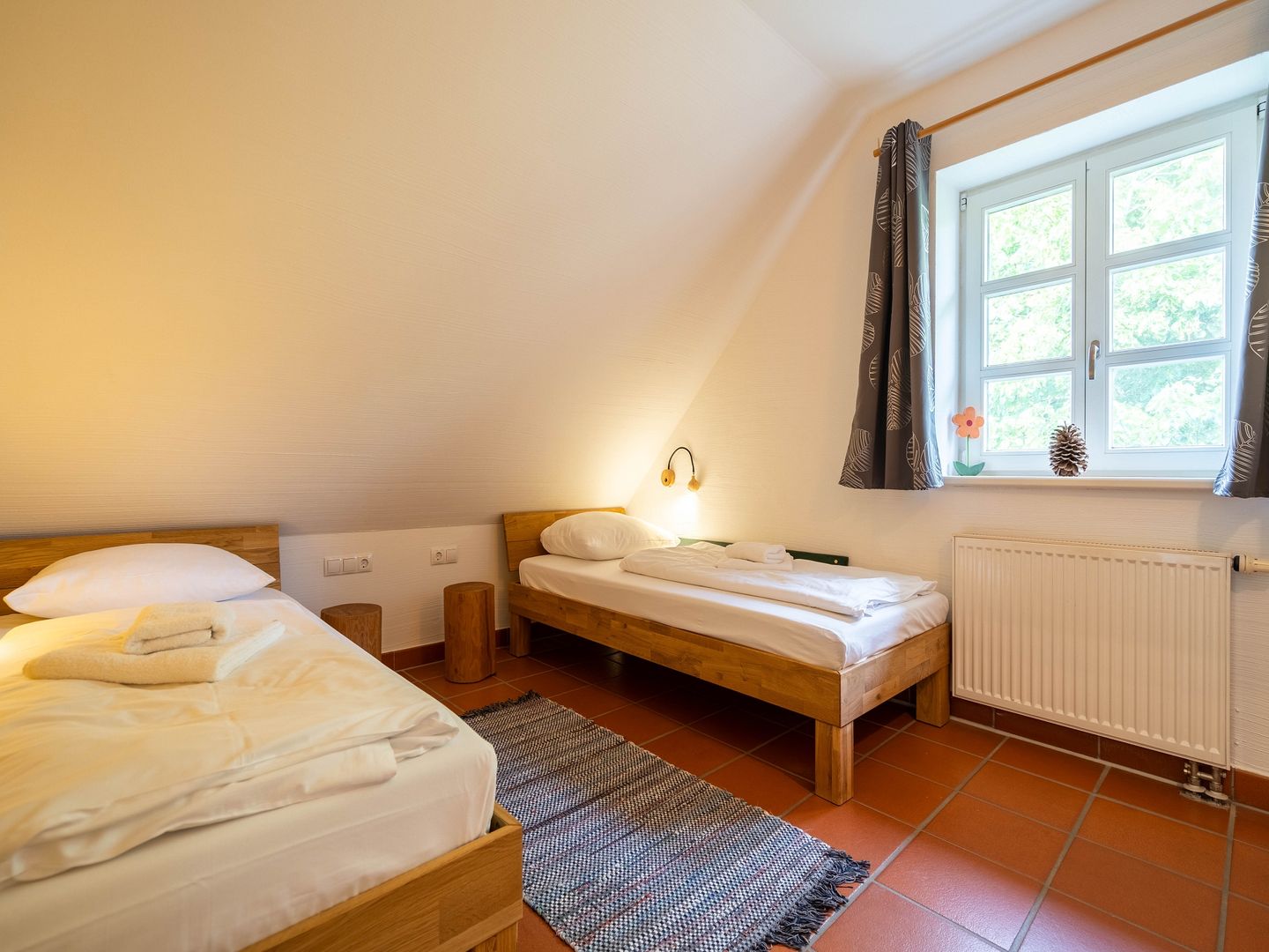 Feriendorf Rugana Komfortplus Ferienwohnung mit 2 Schlafzimmern und Terrasse (A06) Insel Rügen - Schlafzimmer