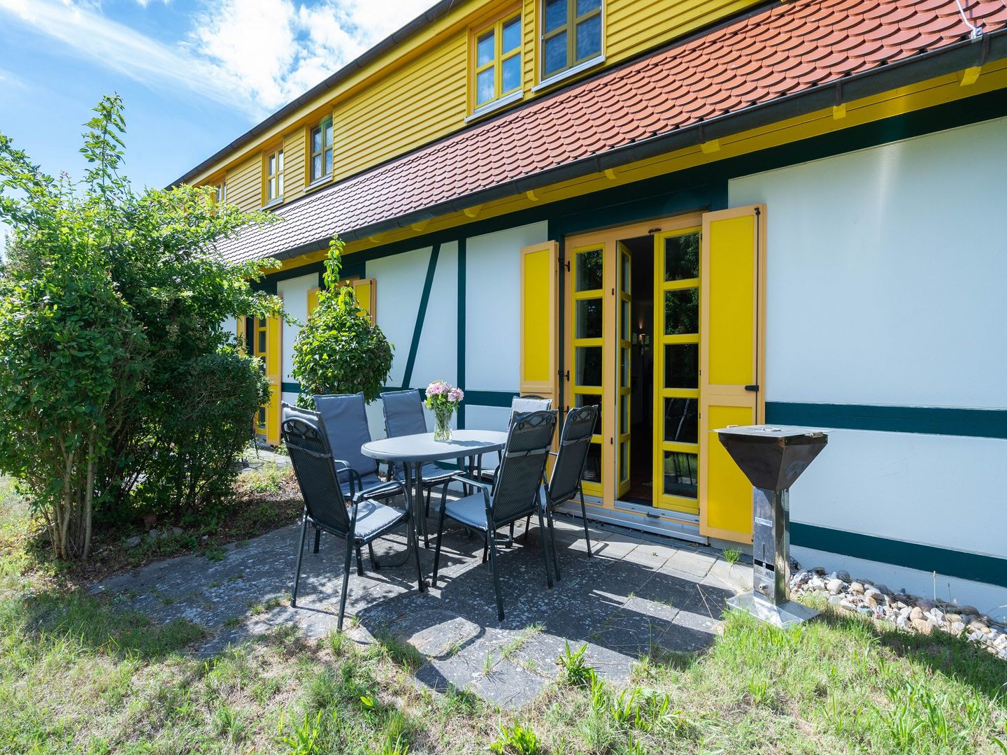 Feriendorf Rugana Komfortplus Ferienwohnung mit 2 Schlafzimmern und Terrasse (A06) Insel Rügen - Terrasse