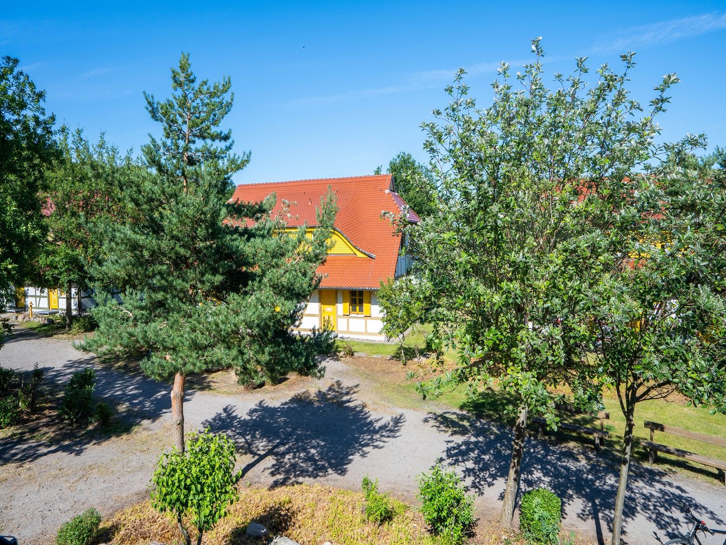 Feriendorf Rugana Komfortplus Ferienwohnung mit 1 Schlafzimmer (A30) Insel Rügen - Gartenblick