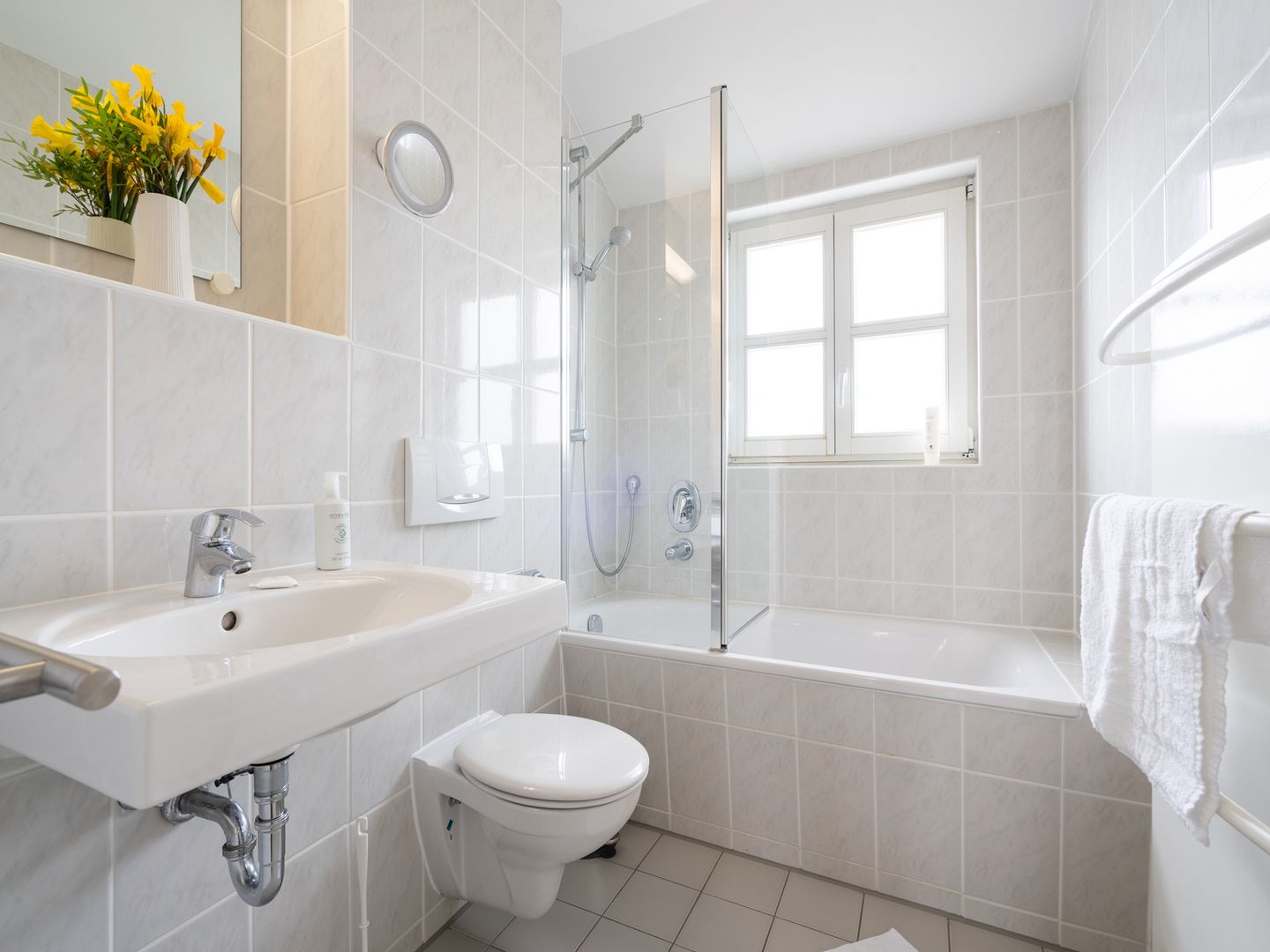 Feriendorf Rugana Komfort Ferienwohnung mit 2 Schlafzimmern und Terrasse (D23) Insel Rügen - Badezimmer