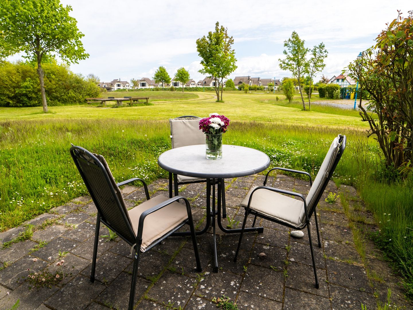 Feriendorf Rugana Komfortplus Ferienwohnung mit 2 Schlafzimmern und Terrasse (C06) Insel Rügen - Terrasse