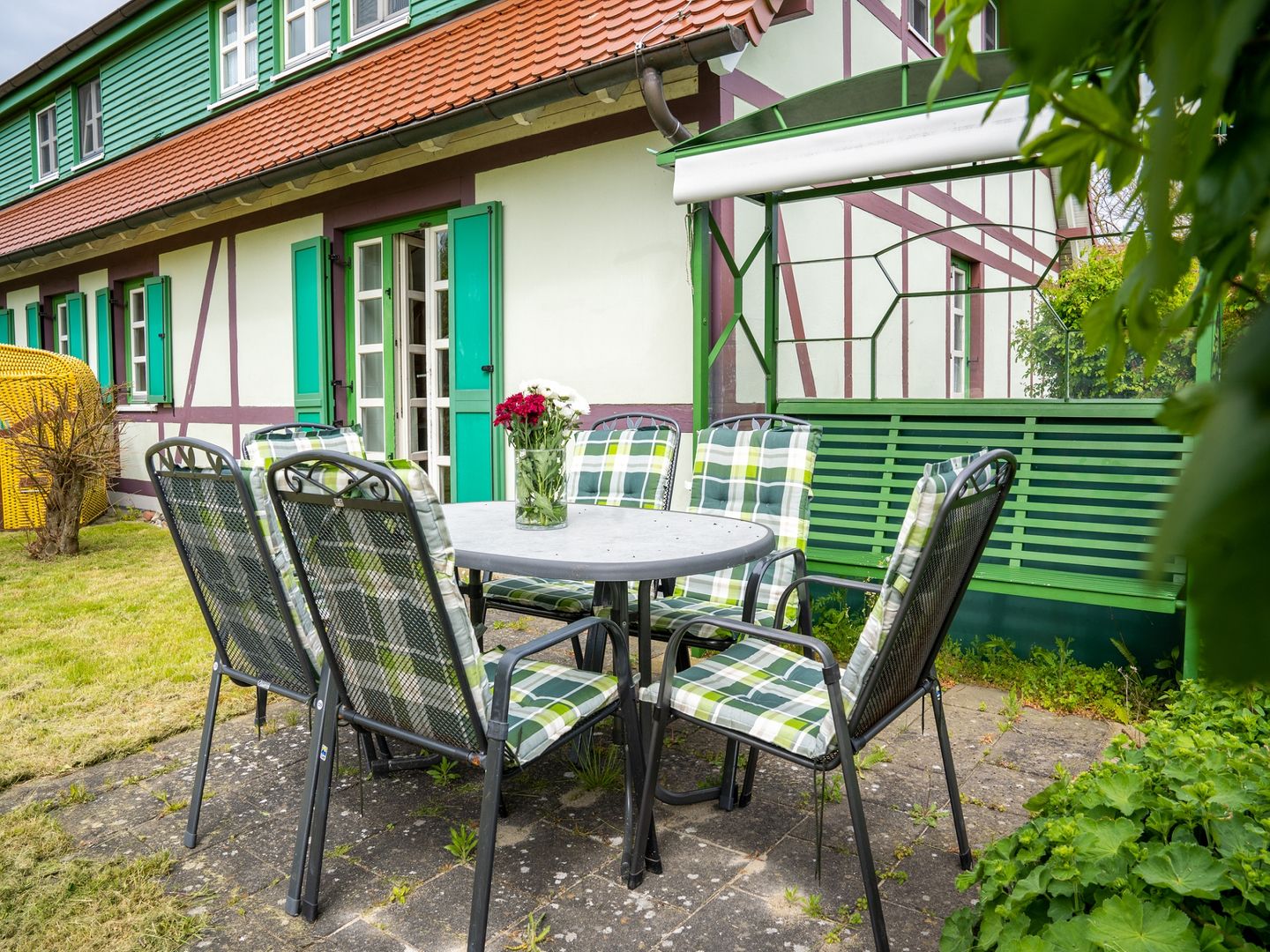 Feriendorf Rugana Komfort Ferienwohnung mit 2 Schlafzimmern und Terrasse (C29) Insel Rügen - Terrasse