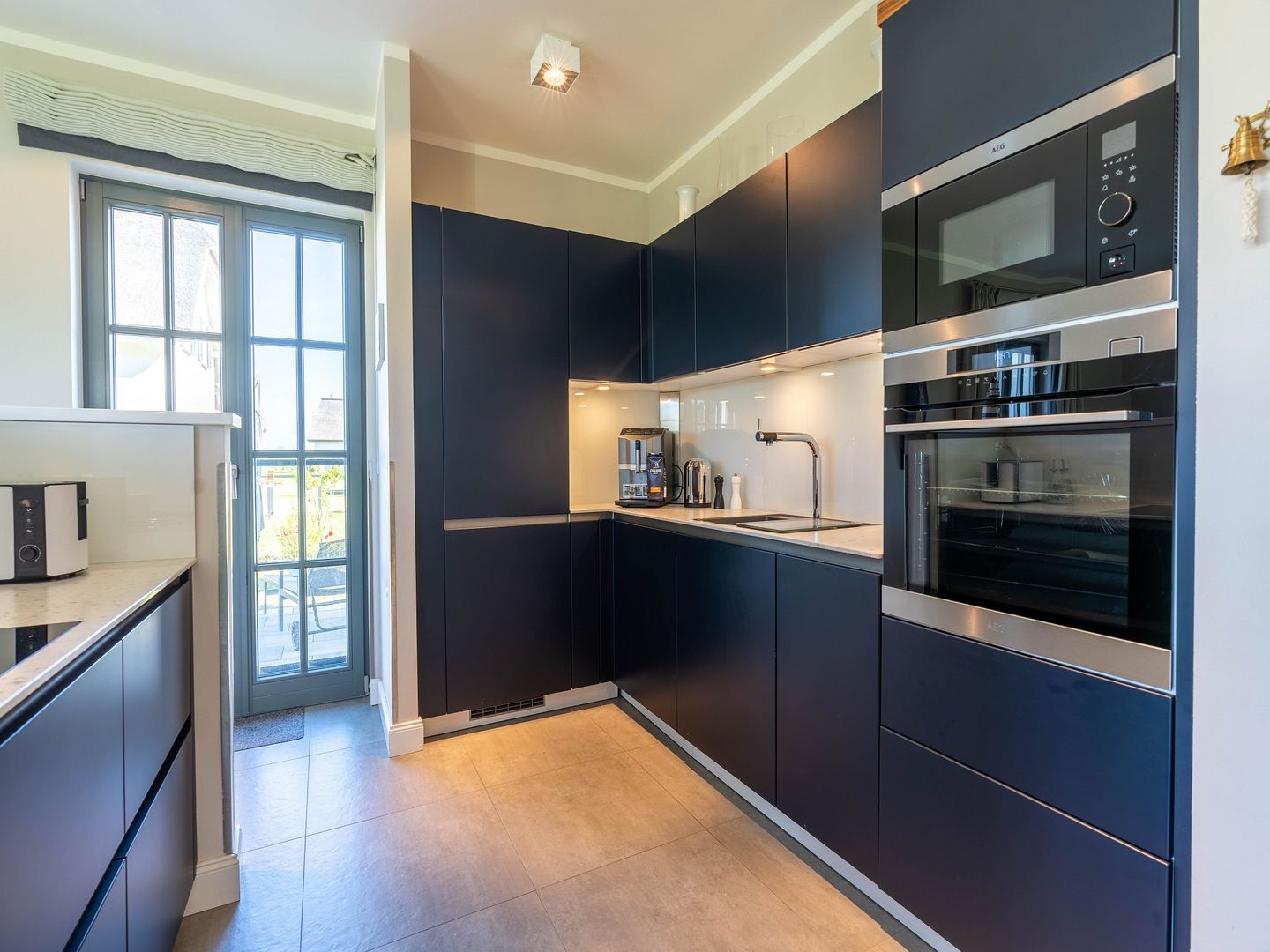 Luxus Reetdachvilla mit 3 Schlafzimmern, Sauna und Kamin (E27) - Küche / Küchenzeile