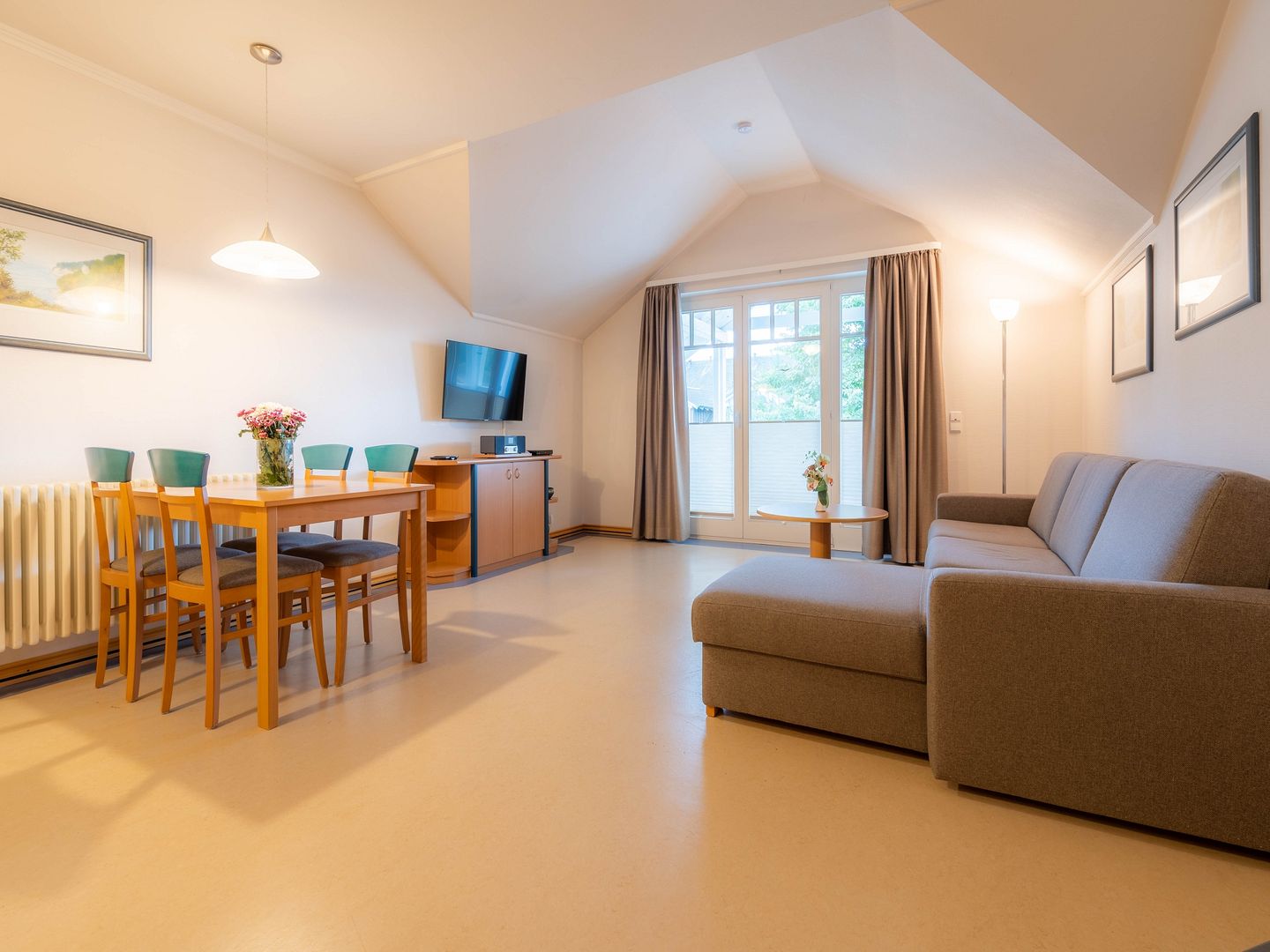 Dünenpark Binz Klassik Ferienwohnung mit 1 Schlafzimmer und Balkon im Dachgeschoss (160) Insel Rügen - Wohnzimmer