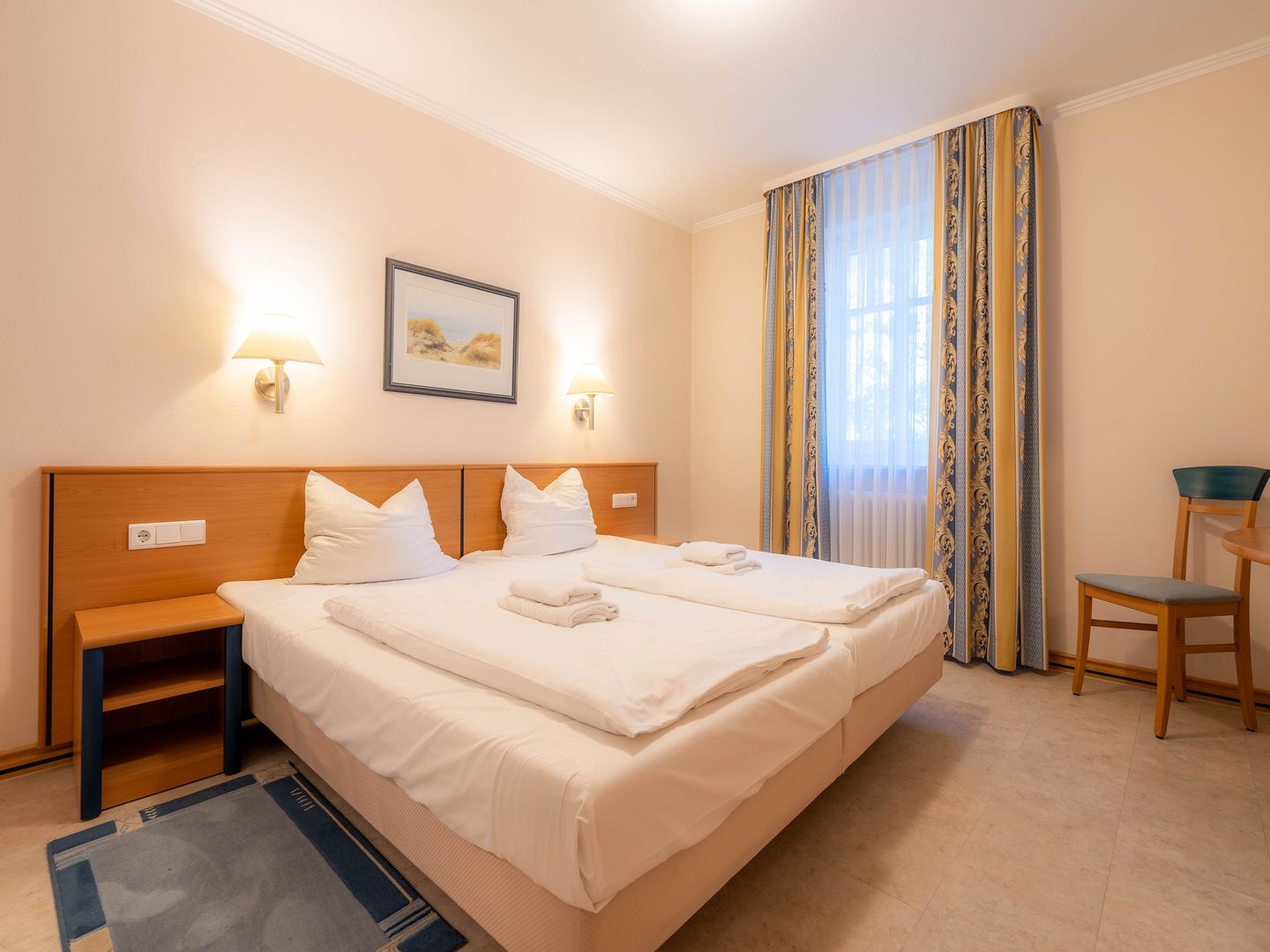 Dünenpark Binz Komfort Ferienwohnung mit 1 Schlafzimmer und Balkon im Obergeschoss (225) Insel Rügen - Schlafzimmer