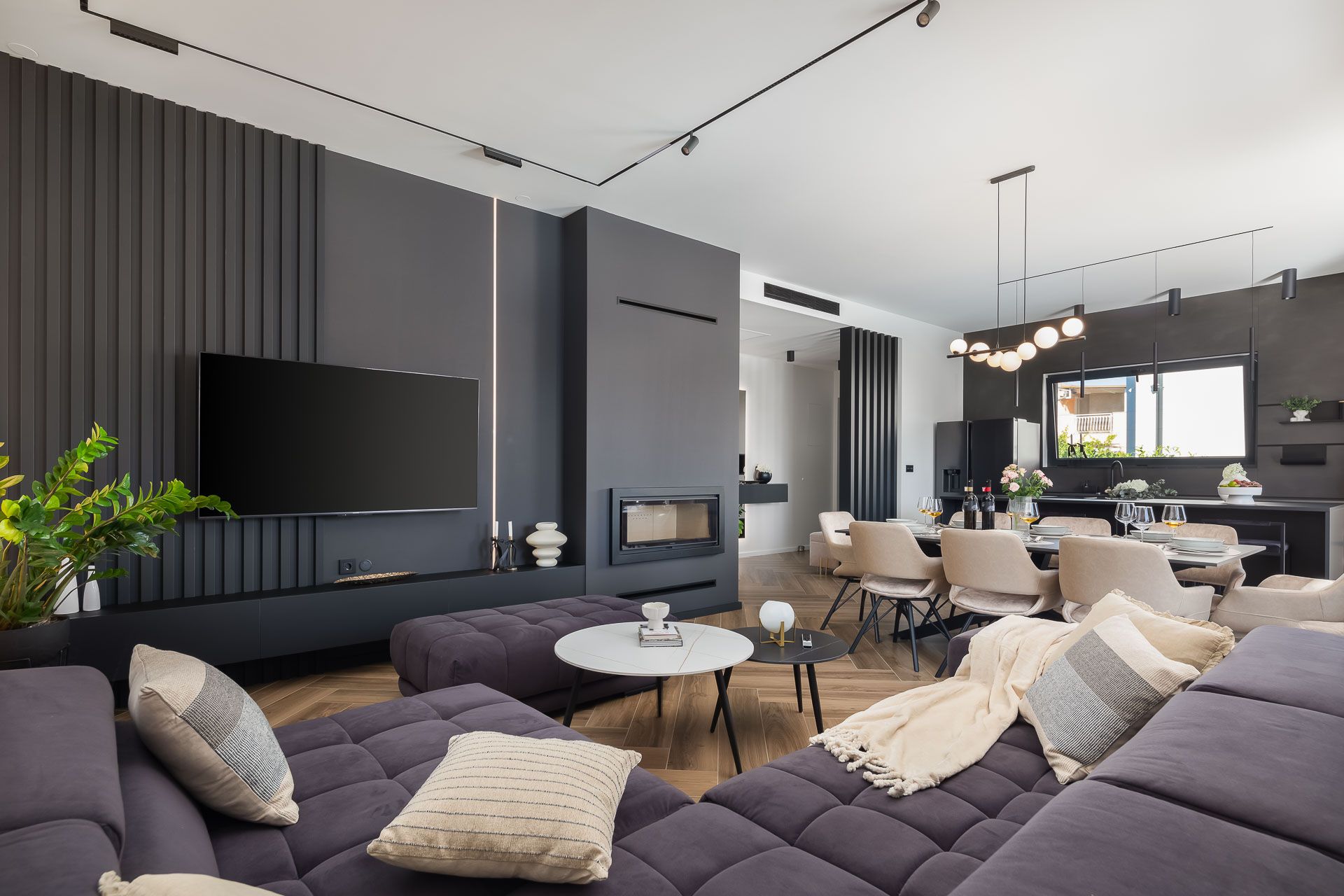 Moderne Villa mit hochwertiger Ausstattung, Kamin und beheiztem Salzwasserpool – familienfreundlich