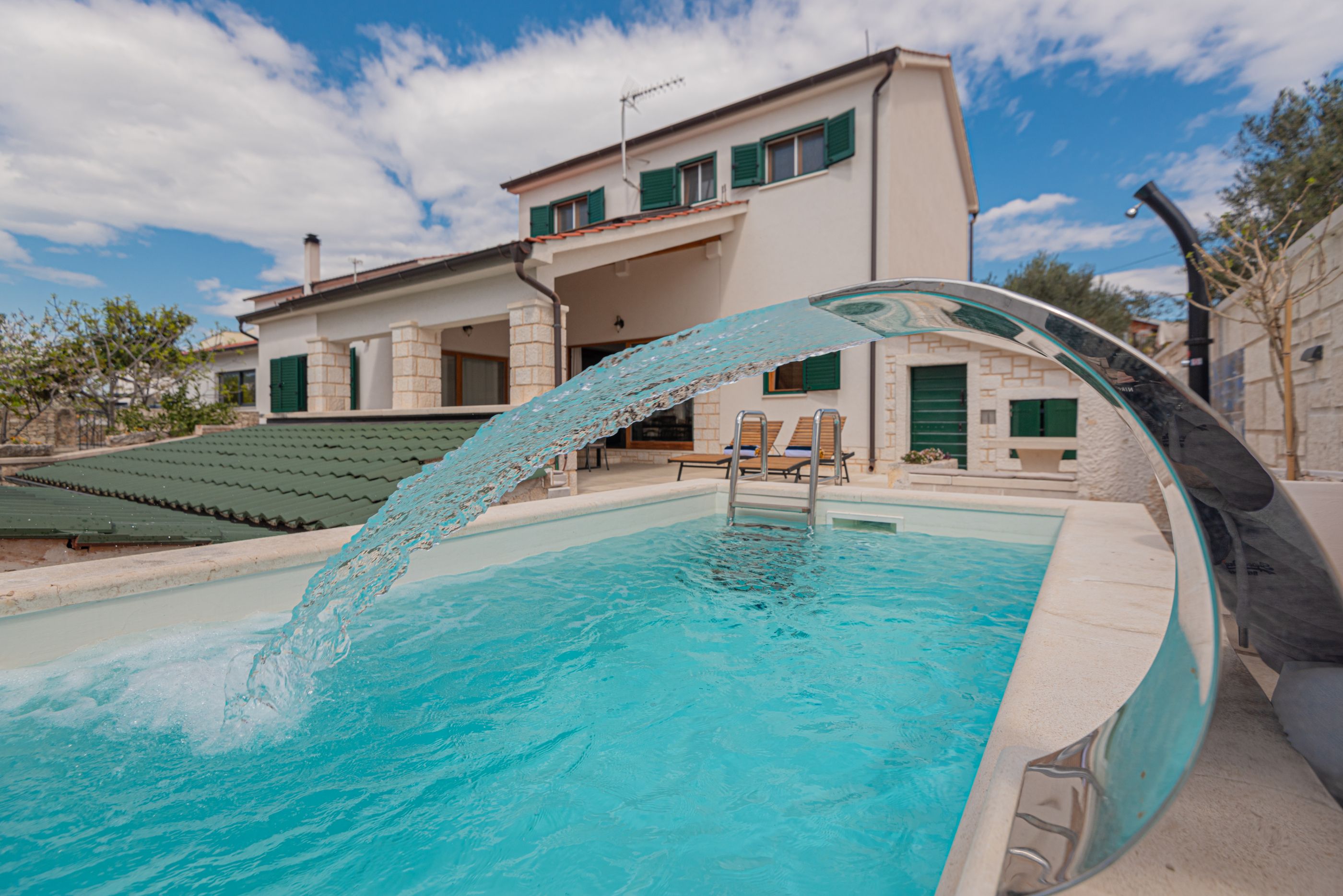 Villa V 4 by Urlando