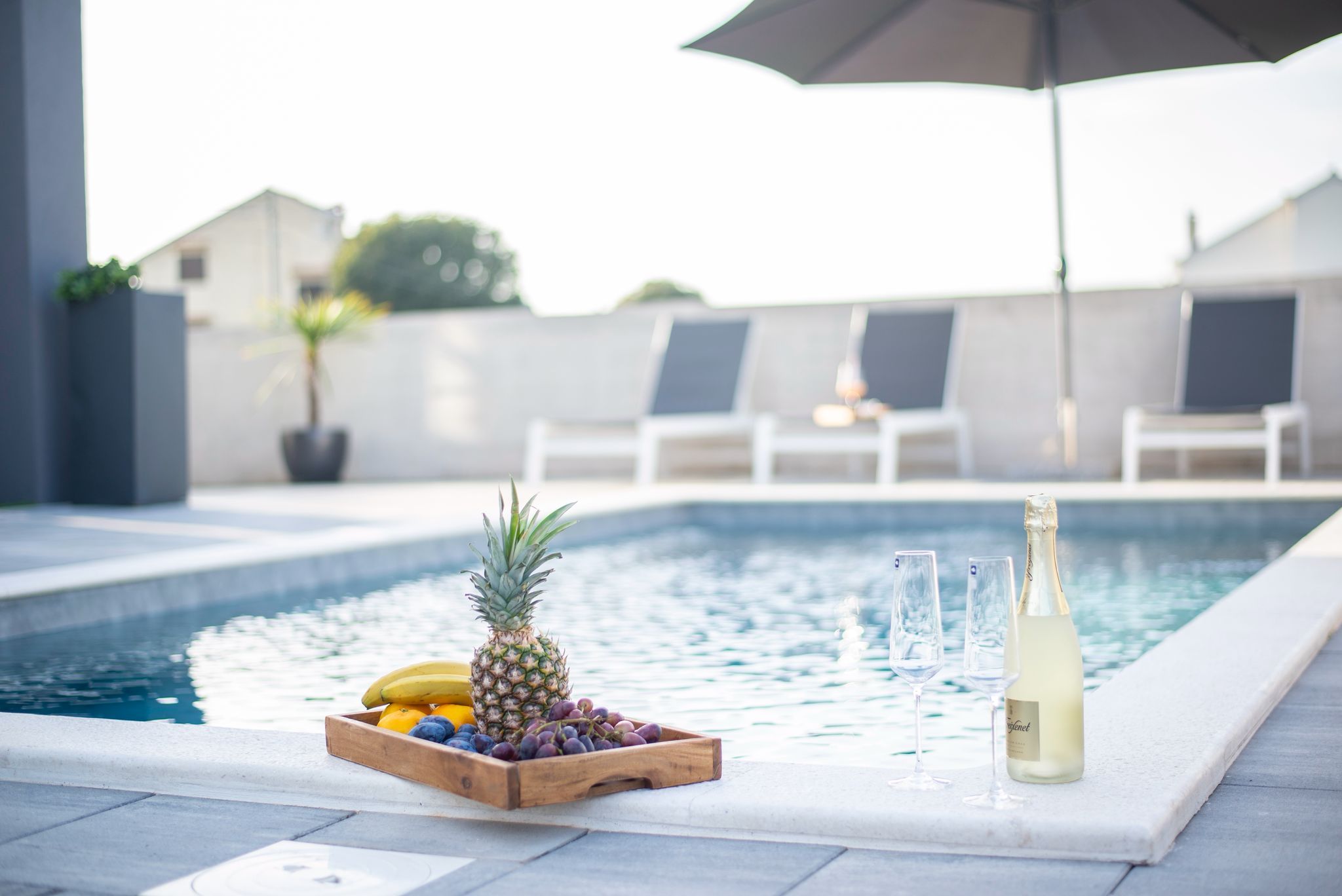 Urlando - Modernes Apartment mit Balkon, Terrasse und Zugang zu beheiztem Außenpool in Sukošan