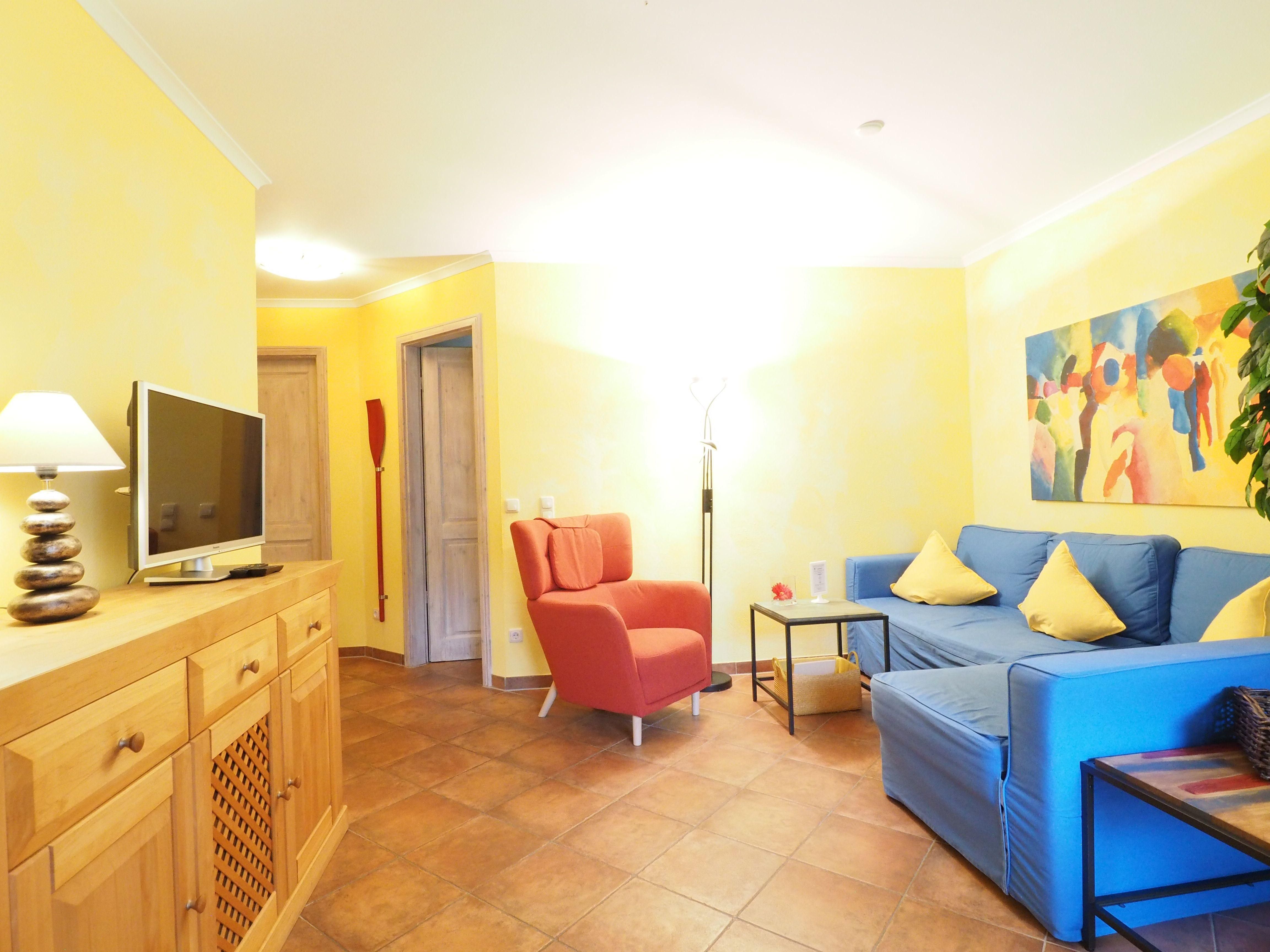 Wohnbereich mit Sofa und TV