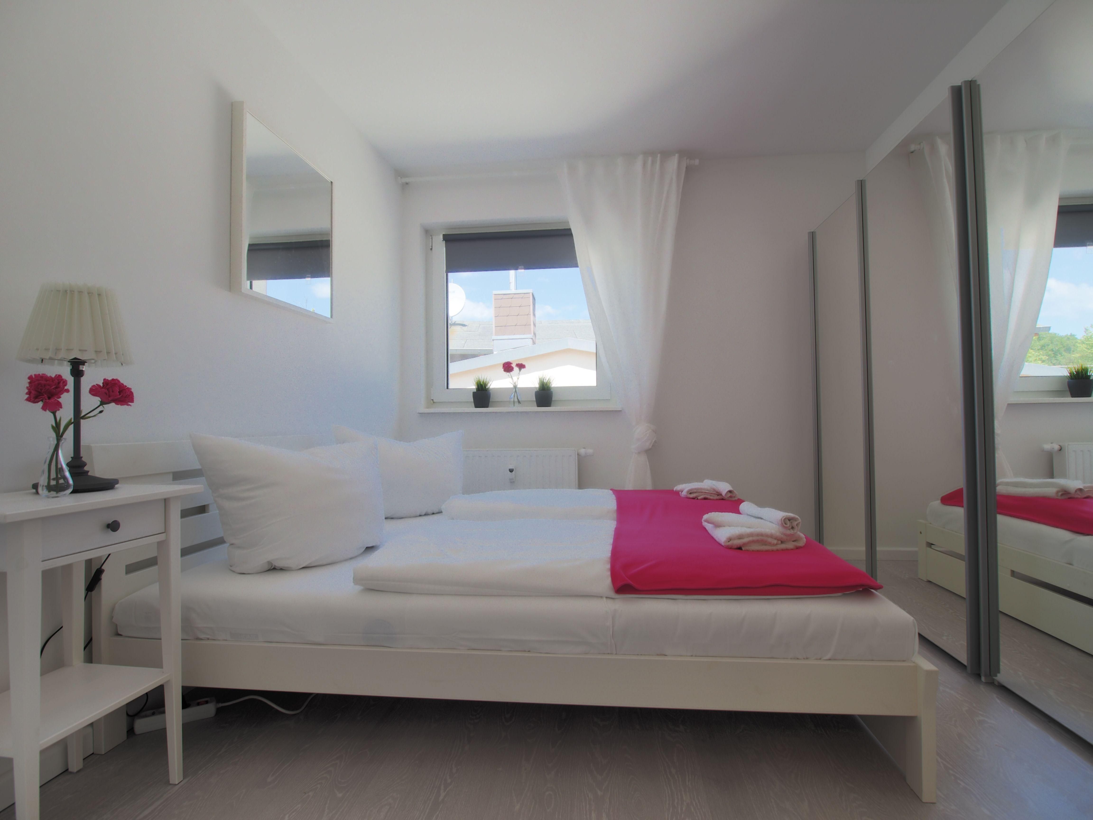 Schlafzimmer mit Doppelbett und großem Kleiderschrank