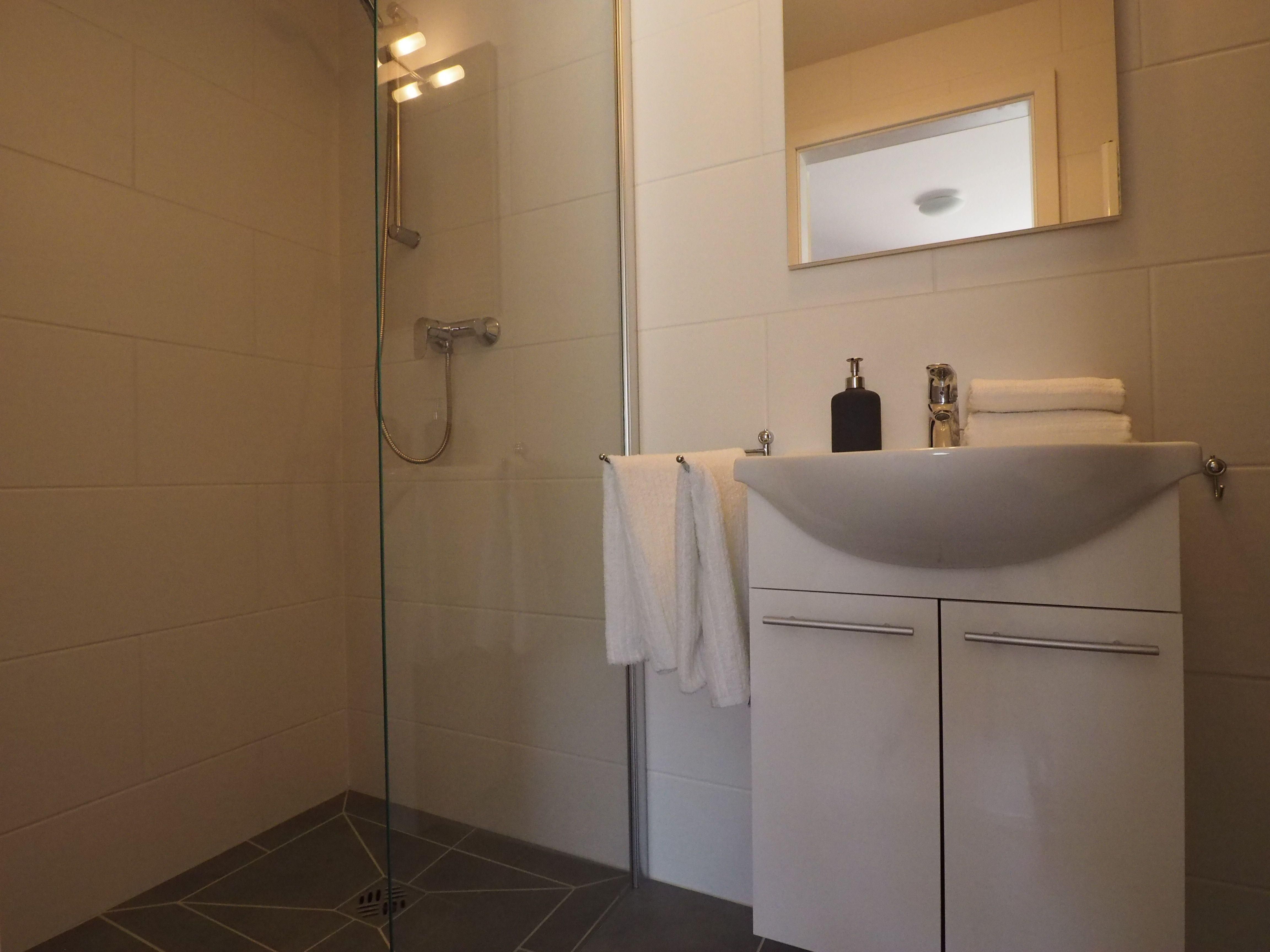 Badezimmer mit bodengleicher Dusche