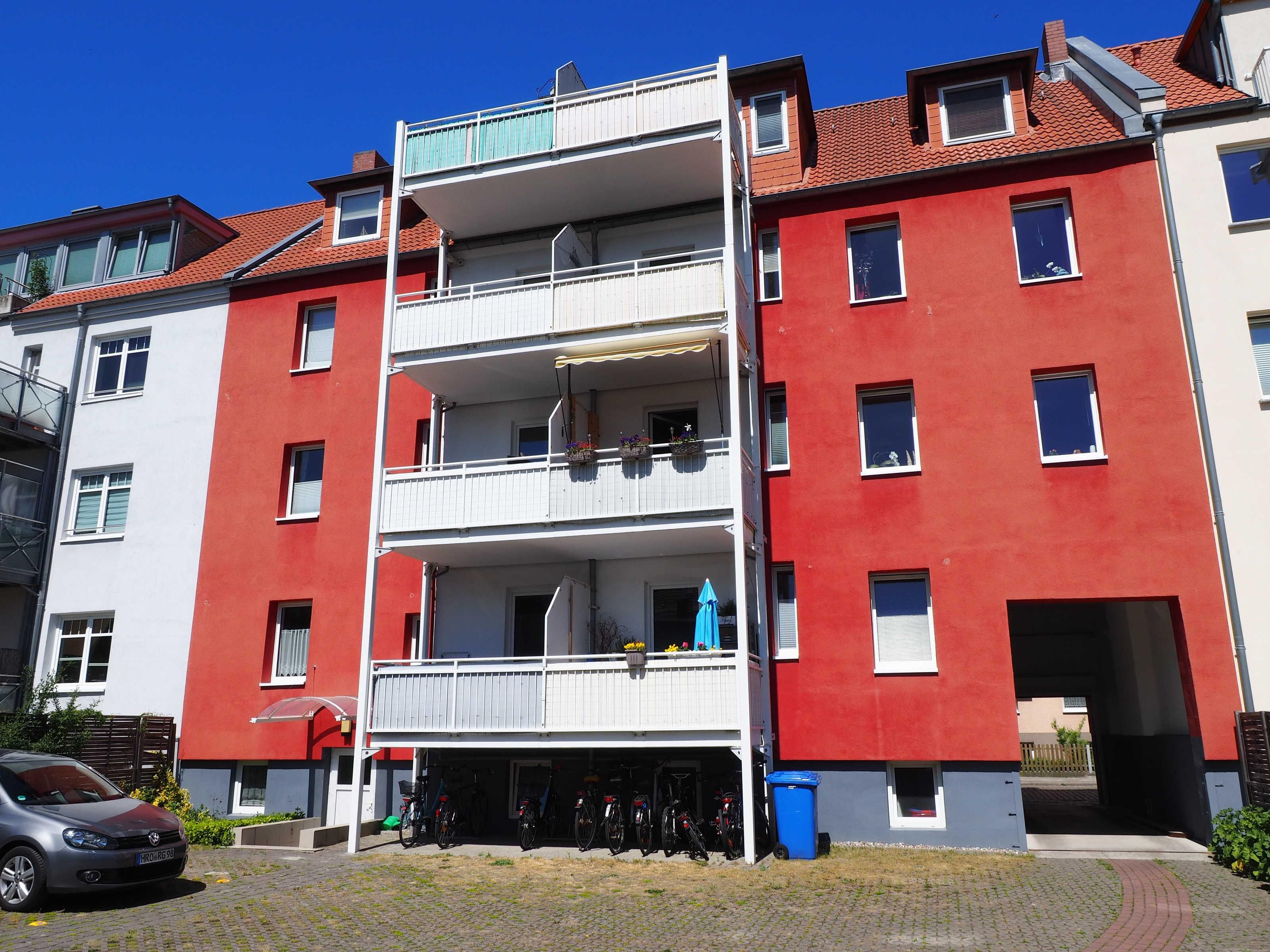 Blick vom Innenhof auf den Balkon