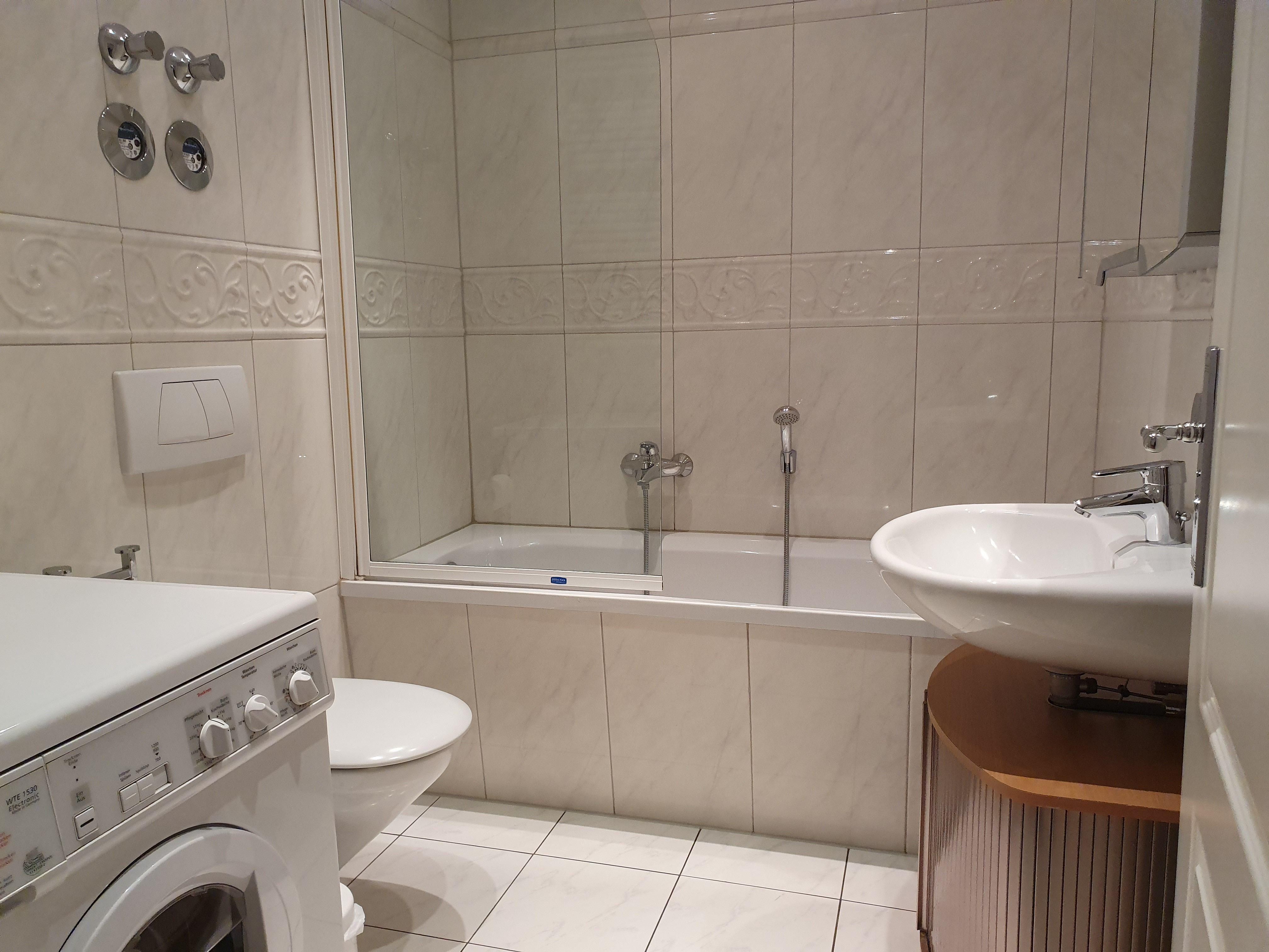 Bad mit Badewanne
