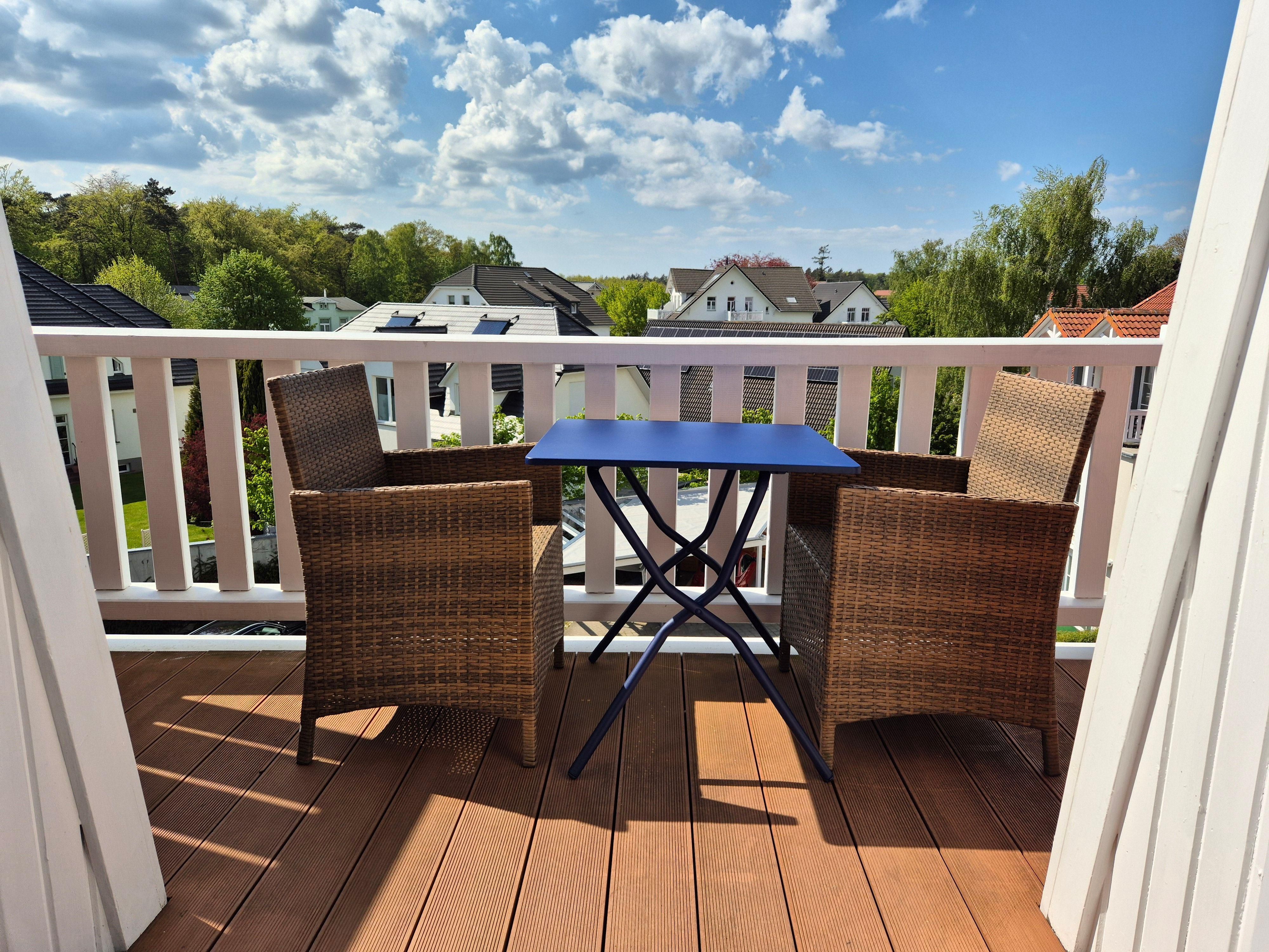 Balkon mit Gartenmöbeln